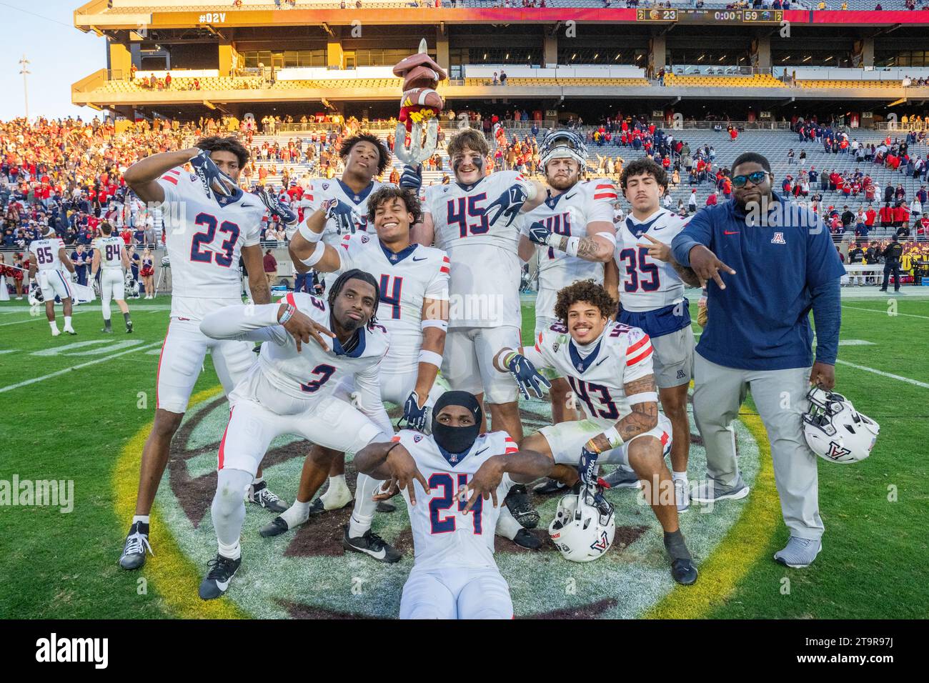 Les coéquipiers des Arizona Wildcats posent après le match contre les Arizona State Sun Devils, samedi 25 novembre 2023, à Tempe, Arizona. Arizona a battu Arizona State 59-23 (Marcus Wilkins/image of Sport) Banque D'Images