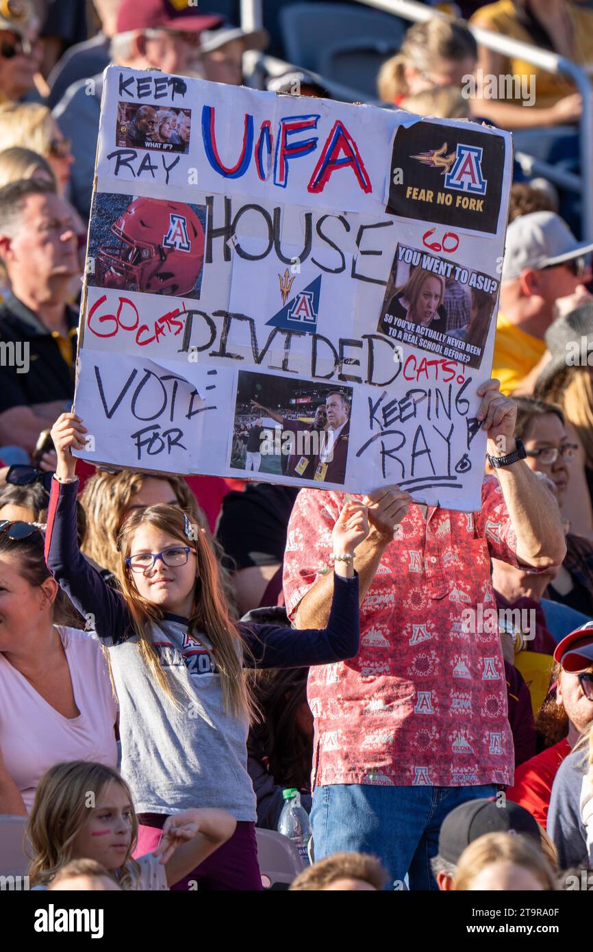 Les fans des Arizona Wildcats lors d'un match de football de la NCAA contre les Arizona State Sun Devils, samedi 25 novembre 2023, à Tempe, Arizona. Arizona a battu Arizona State 59-23 (Marcus Wilkins/image of Sport) Banque D'Images
