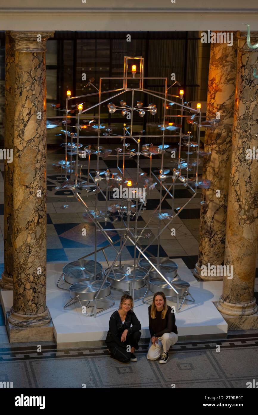 Londres, Royaume-Uni. 27 novembre 2023. L'installation de sapin de Noël V&A 2023 a été conçue par le duo créatif londonien Isabel Helen et célèbre la saison des fêtes par la lumière et le mouvement. Inspirée par le ciel nocturne scintillant, l'installation présente un système complexe de turbines alimentées par le vent, chacune tournant dans sa propre orbite pour alimenter collectivement douze lumières qui se trouvent dans la structure. Crédit : Malcolm Park/Alamy Live News Banque D'Images