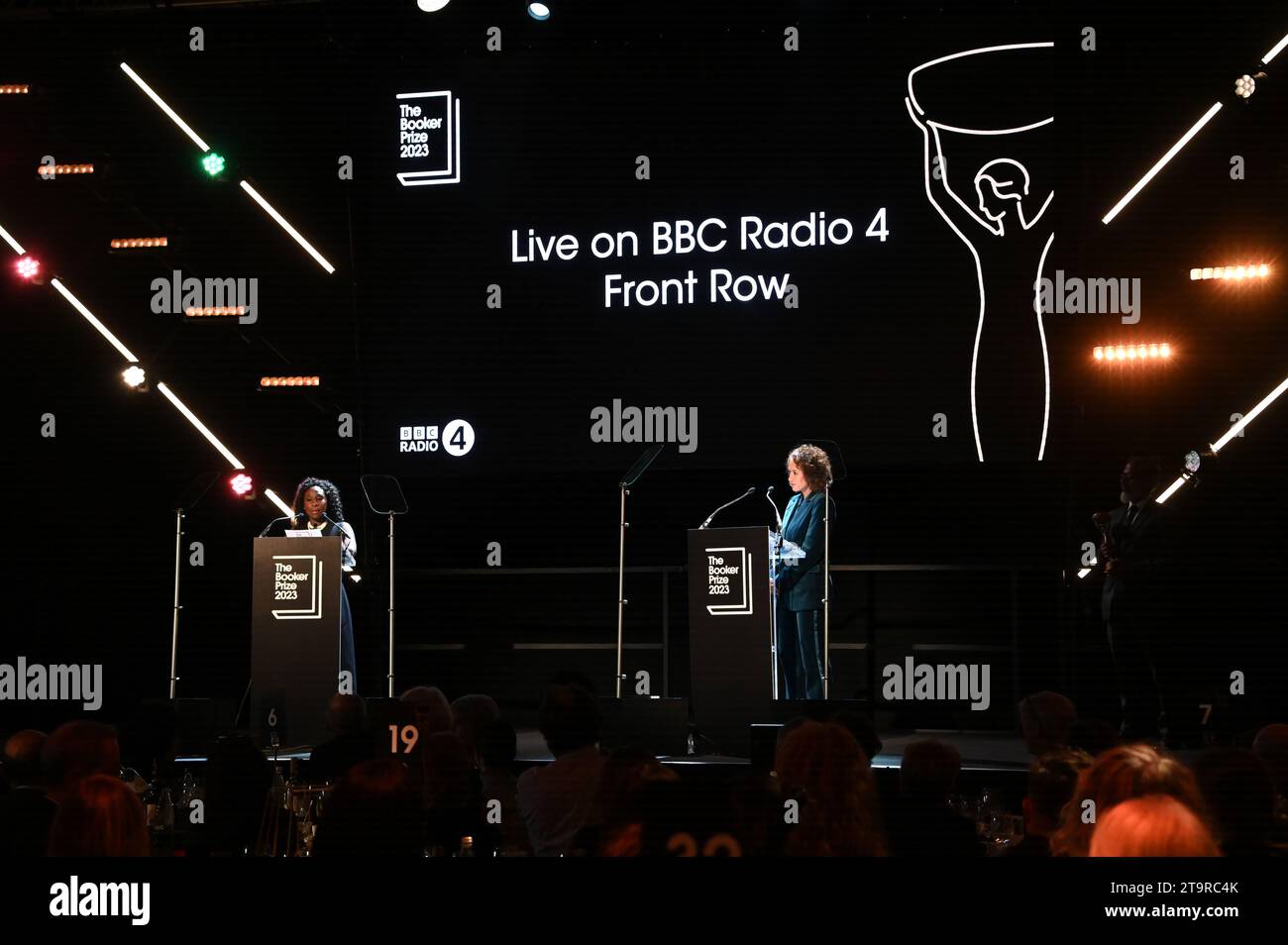 Londres, Royaume-Uni. 26 novembre 2023. ESI Edugyan et Samira Ahmed présentent la cérémonie des lauréats du Booker Prize 2023 à Old Billingsgate, Londres, Royaume-Uni. Crédit : Voir Li/Picture Capital/Alamy Live News Banque D'Images