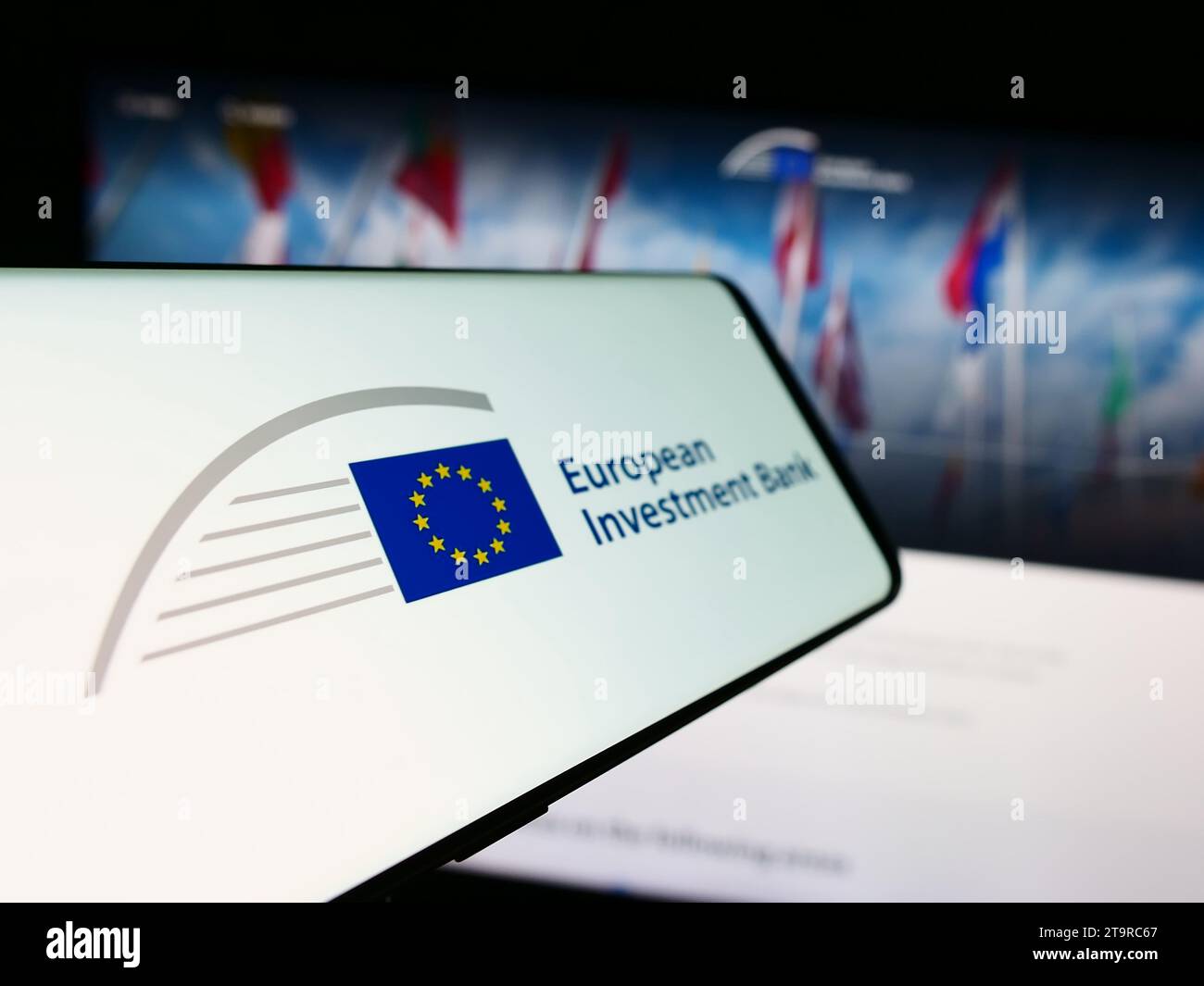 Téléphone portable avec logo de l'institution financière de l'UE Banque européenne d'investissement (BEI) devant le site Internet. Concentrez-vous sur le centre gauche de l'écran du téléphone. Banque D'Images