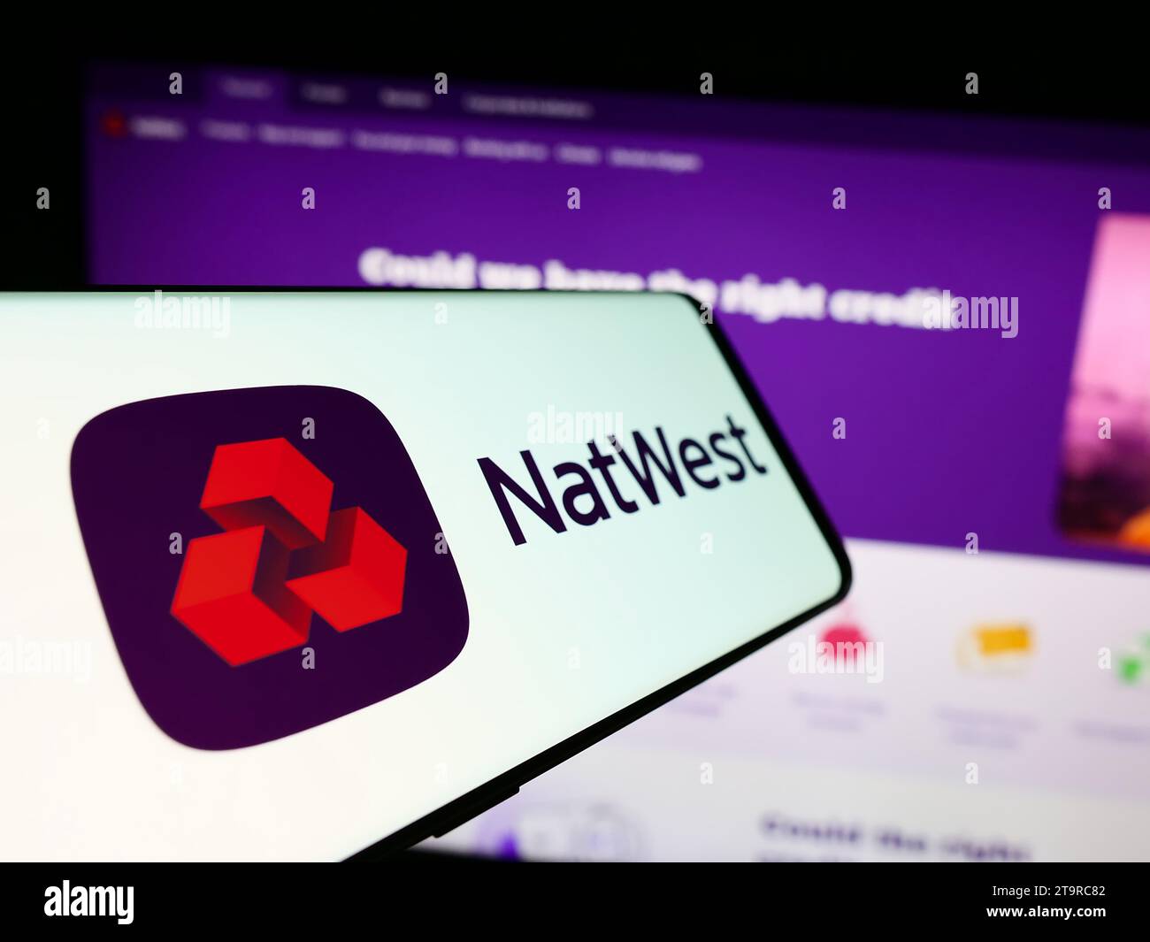 Téléphone portable avec logo de la société financière National Westminster Bank (NatWest) devant le site Web de l'entreprise. Concentrez-vous sur le centre gauche de l'écran du téléphone. Banque D'Images