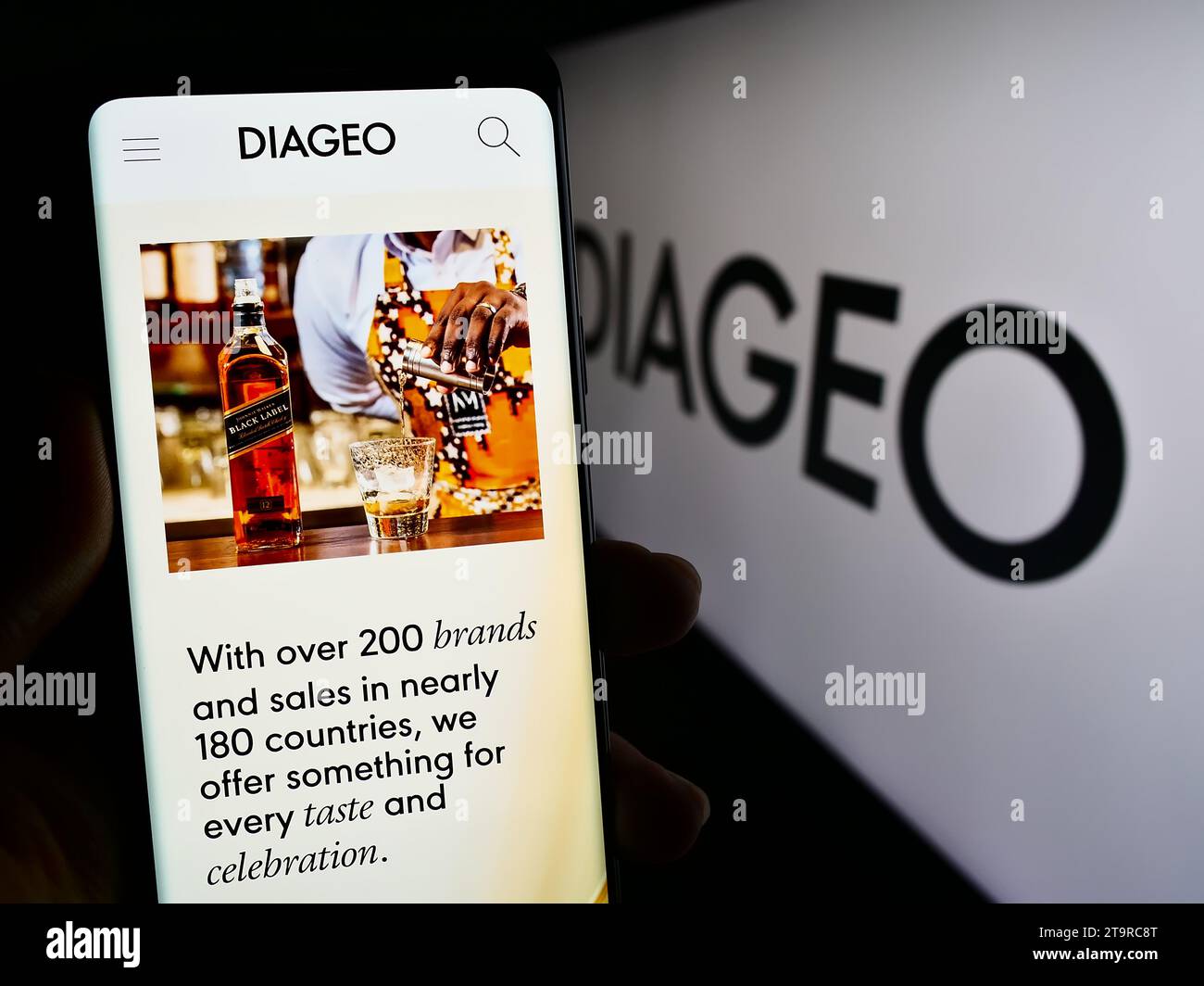 Personne détenant un smartphone avec la page Web de la société britannique de boissons alcoolisées Diageo plc devant le logo. Concentrez-vous sur le centre de l'écran du téléphone. Banque D'Images Personne détenant un smartphone avec la page Web de la société britannique de boissons alcoolisées Diageo plc devant le logo. Concentrez-vous sur le centre de l'écran du téléphone. Banque D'Images