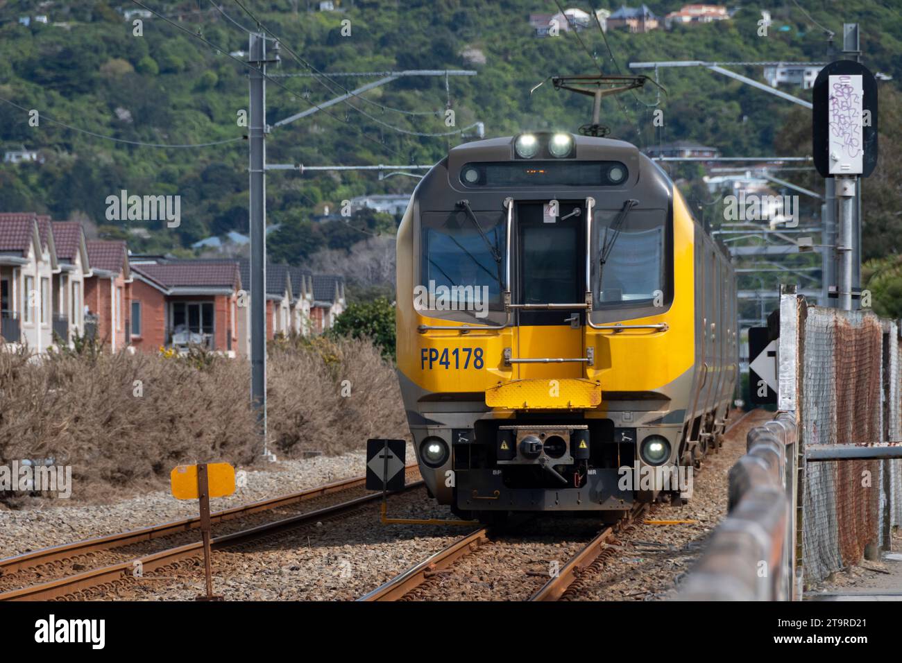 Train électrique de banlieue traversant la rivière Hutt à Ava, Petone, Hutt City, Wellington, Île du Nord, nouvelle-Zélande Banque D'Images