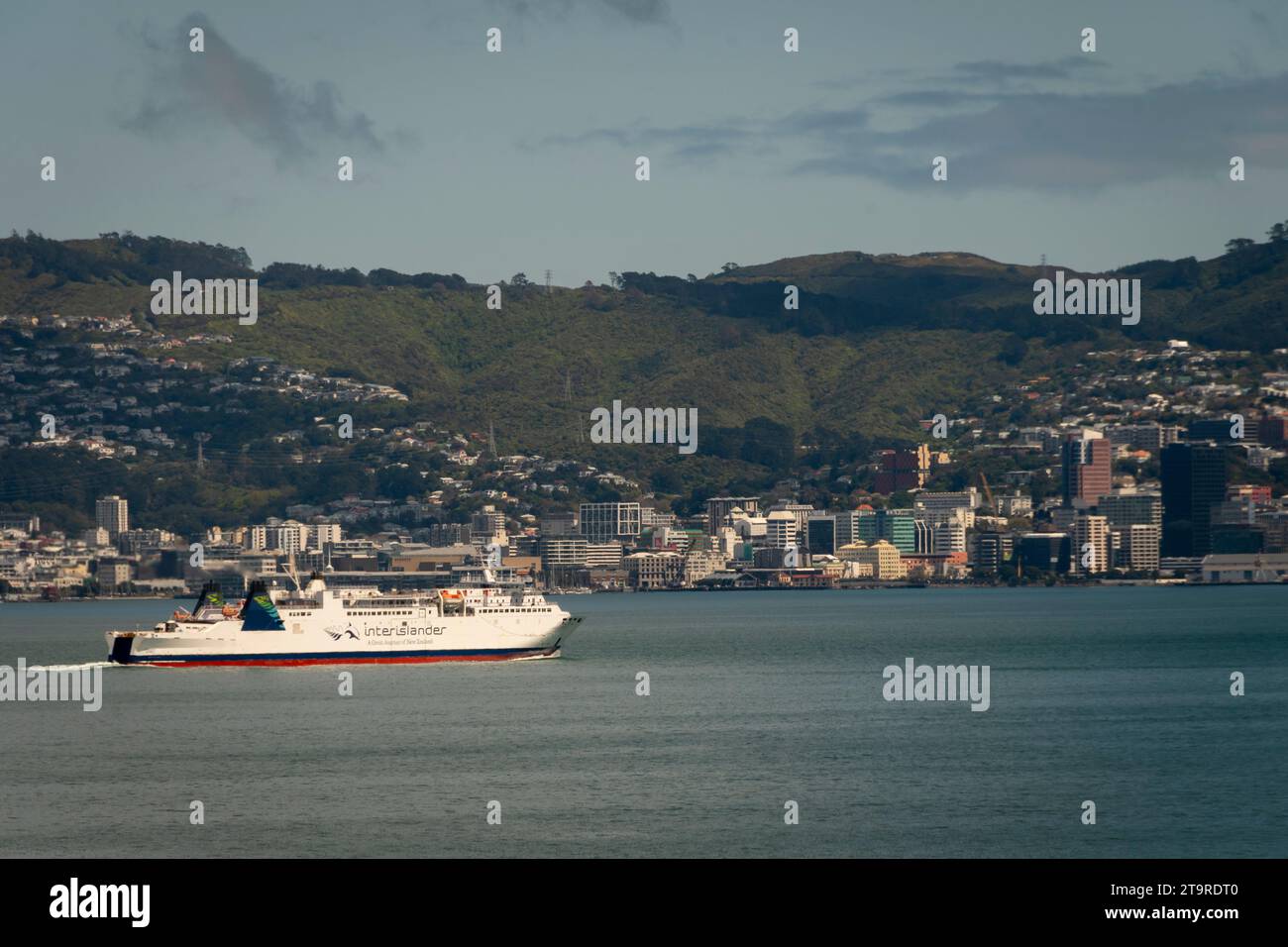 Centre-ville de Wellington depuis l'île de Soames avec ferry Interislander au premier plan, Wellington Harbour, Île du Nord, Nouvelle-Zélande Banque D'Images
