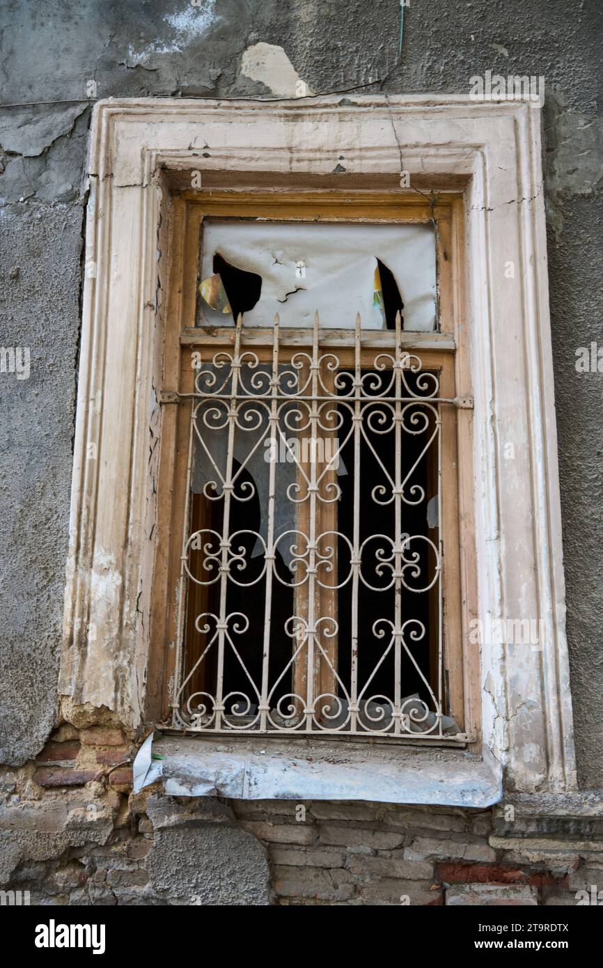 Fenster von einem baufälligem Haus, Altstadt, Stadtteil Kala, Tiflis, Tbilissi, Tbilissi, Georgien Banque D'Images