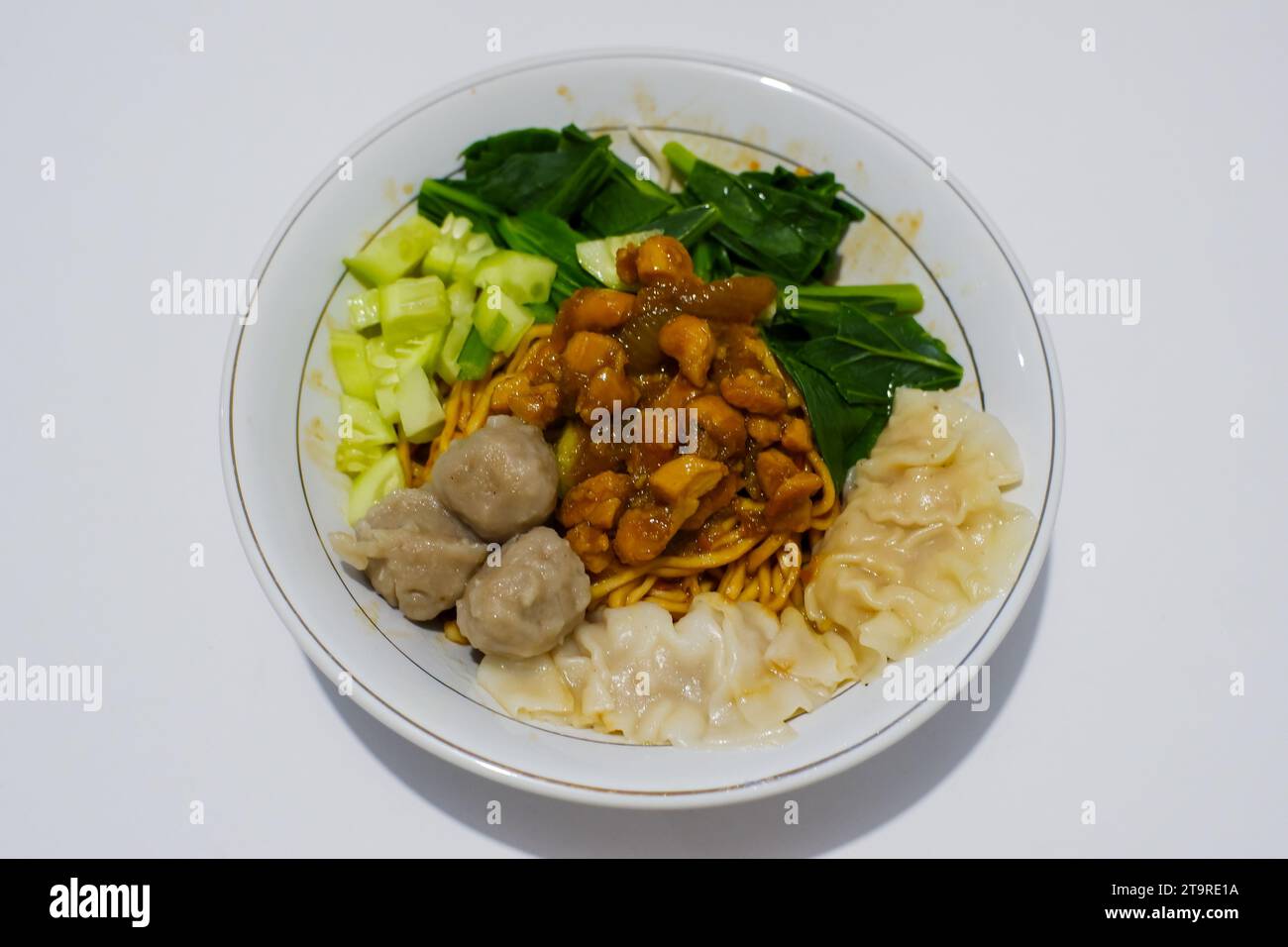 Nouilles de poulet maison avec boulettes frites Banque D'Images