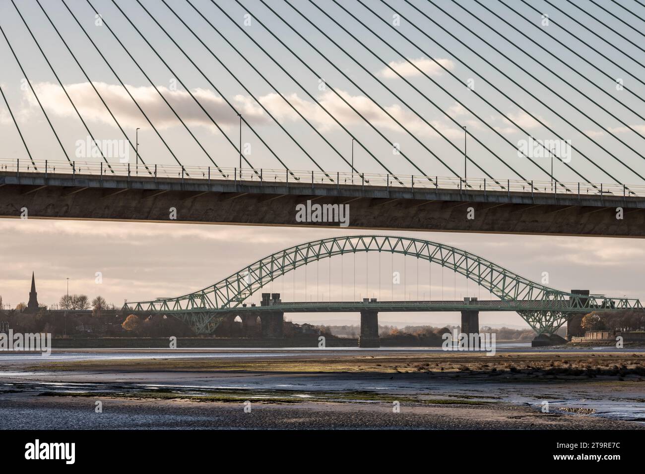 Le pont Mersey Gateway (2017) avec le pont Silver Jubilee (1961) derrière. Les deux ponts traversent la rivière Mersey et le Manchester Ship Canal Banque D'Images