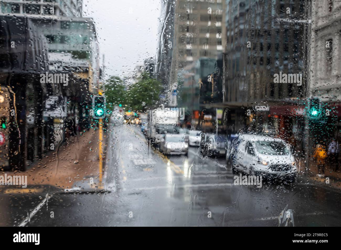 Scène de rue à travers la fenêtre pluvieuse, Willis Street, Wellington, Île du Nord, Nouvelle-Zélande Banque D'Images