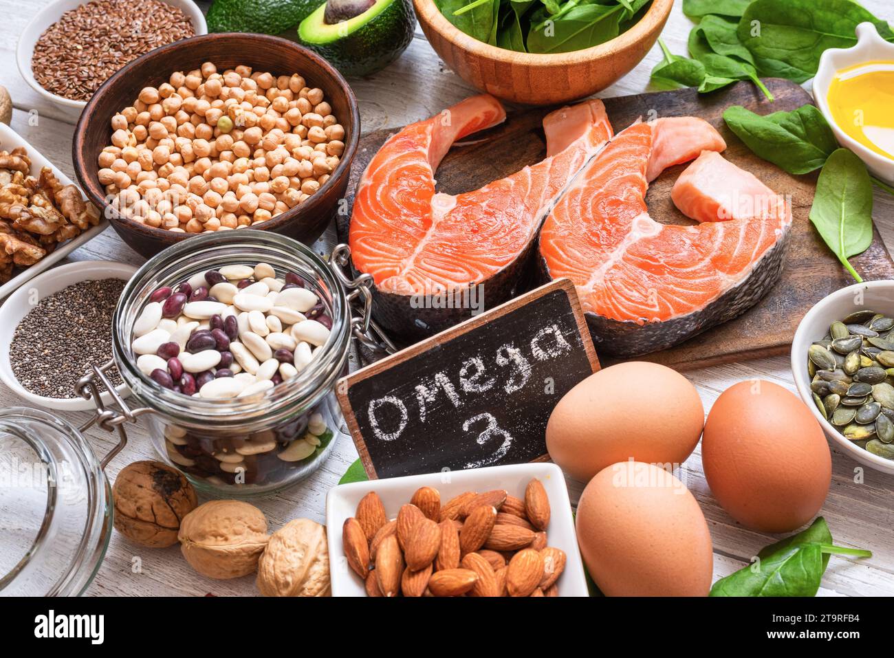 Aliments riches en acides gras oméga 3 et en graisses saines. Sources animales et végétales d'omega3. Concept de régime alimentaire sain céto et faible en glucides Banque D'Images