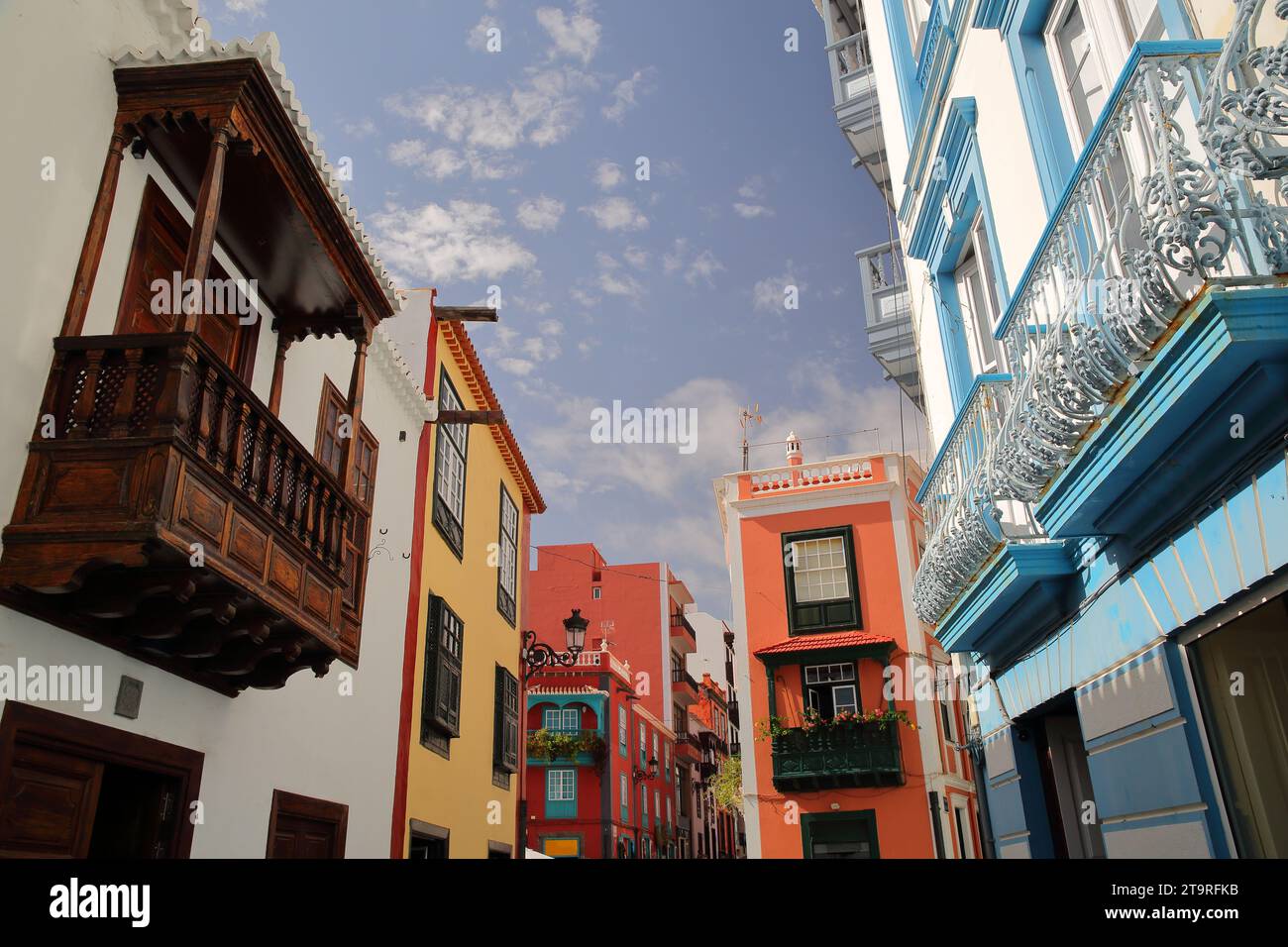 Façades de maisons traditionnelles situées le long d'une rue commerciale (calle Anselmo Perez de Brito) à Santa Cruz de la Palma, la Palma, Îles Canaries, Espagne Banque D'Images