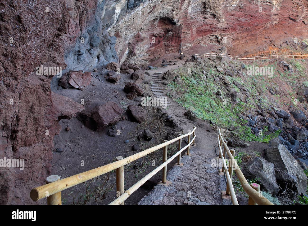 Un chemin de randonnée rocheux, coloré et volcanique menant à Playa de Nogales (plage de Nogales), situé près de Puntallana, la Palma, îles Canaries, Espagne Banque D'Images