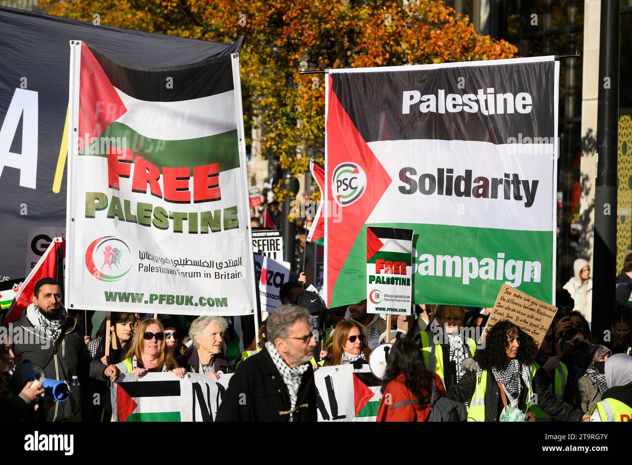 Manifestants au début d'une marche pro-palestinienne appelant à un cessez-le-feu de l'offensive militaire en cours à Gaza par les forces de défense israéliennes. Le m Banque D'Images