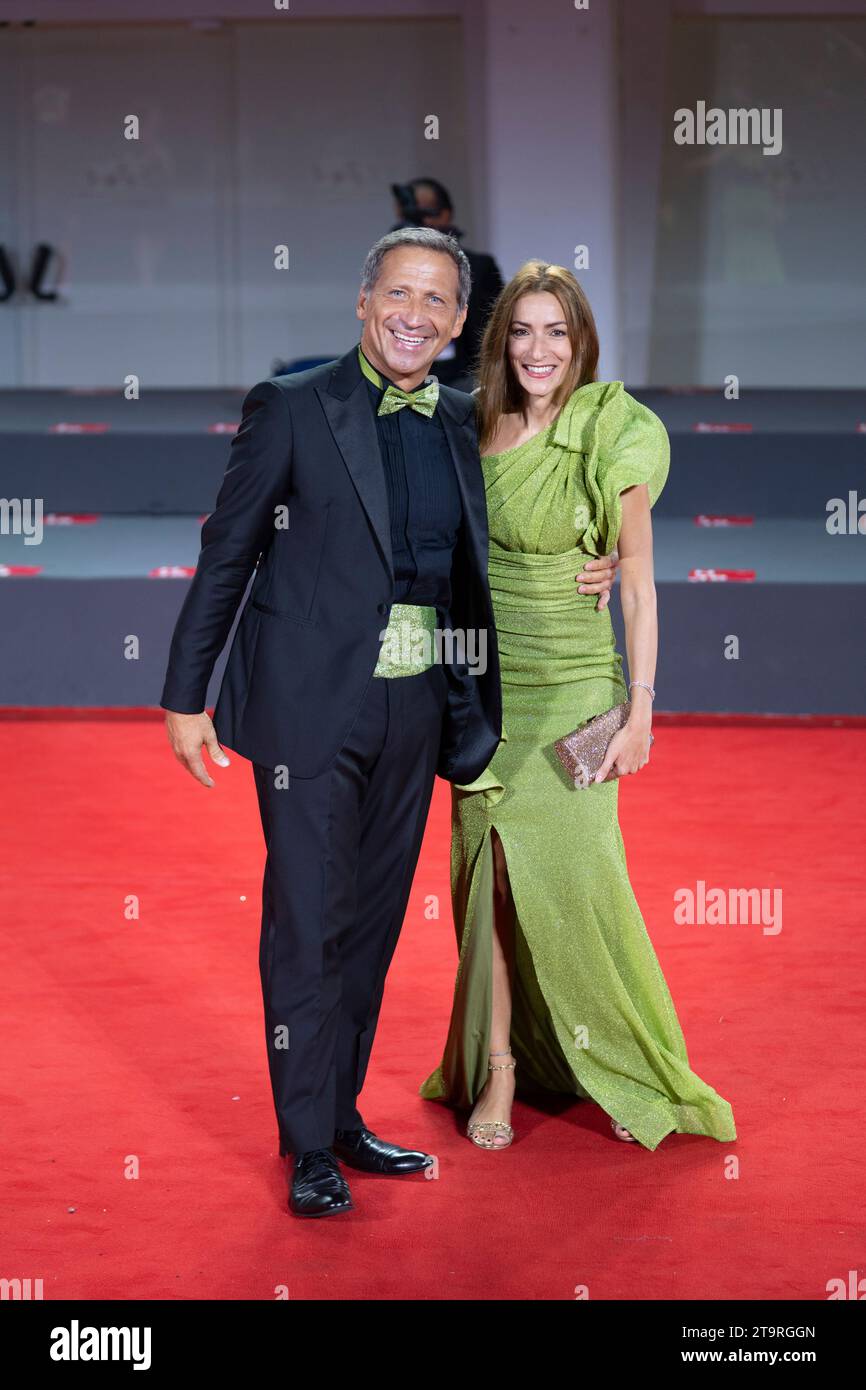 Lido di Venezia, Italie, le 3 septembre 2023 - Daniele Marcheggiani et son épouse Stefania Paoletti assistent au tapis rouge du 80° Venice film Festival. Crédits : Luigi de Pompeis / Alamy Live News stock photo Banque D'Images