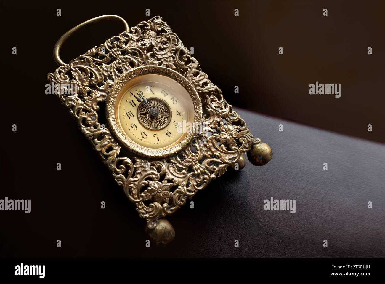 Compte à rebours jusqu'à 12 heures. Concept de veille de minuit. Horloge bijou vintage. Espace de copie Banque D'Images
