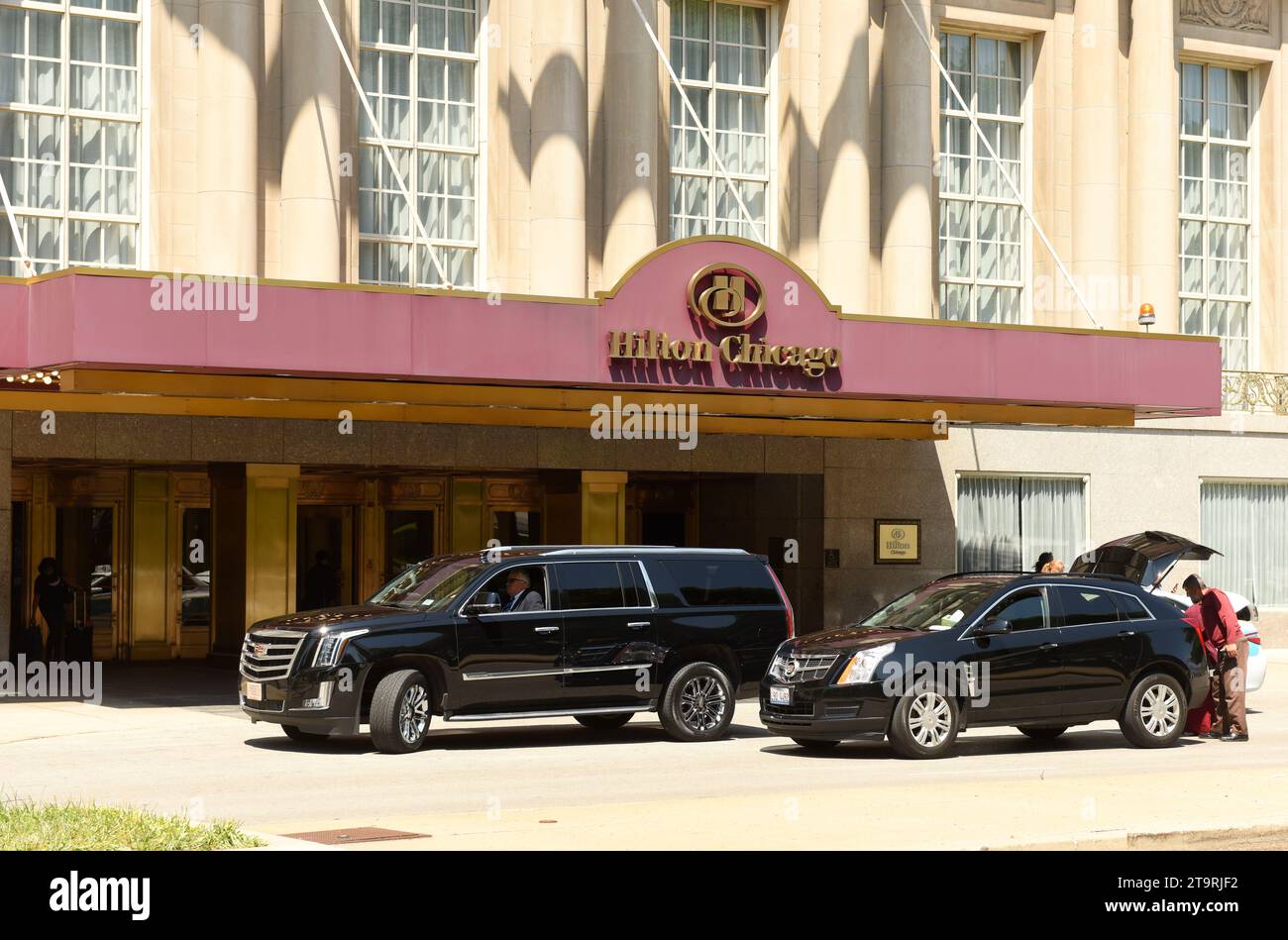 Chicago, USA - 05 juin 2018 : Chicago, USA - 05 juin 2018 : voitures a près de l'entrée de l'hôtel Hilton Chicago. Banque D'Images