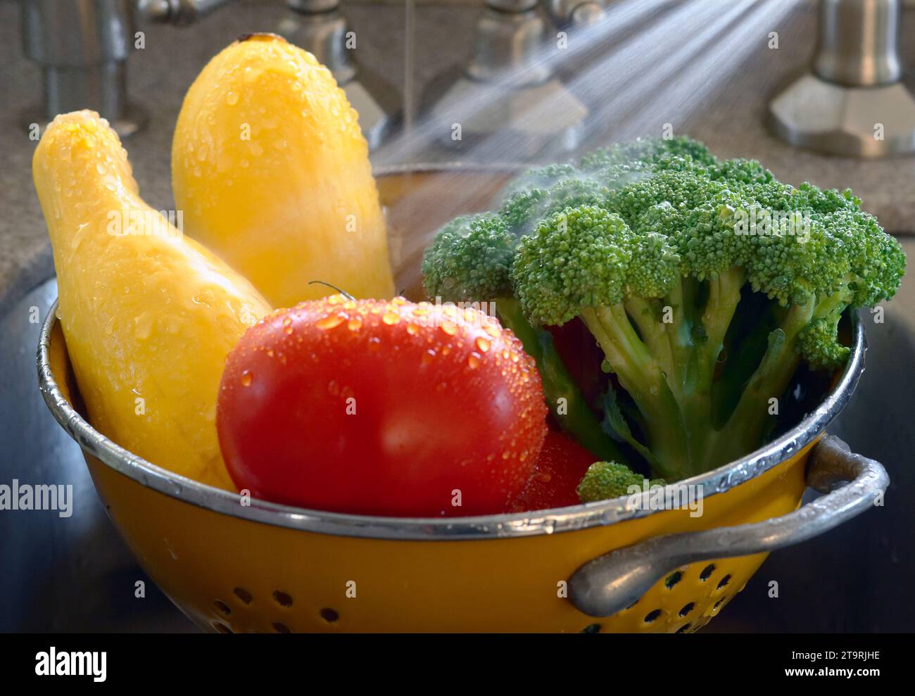 Légumes rincés dans une passoire. Banque D'Images