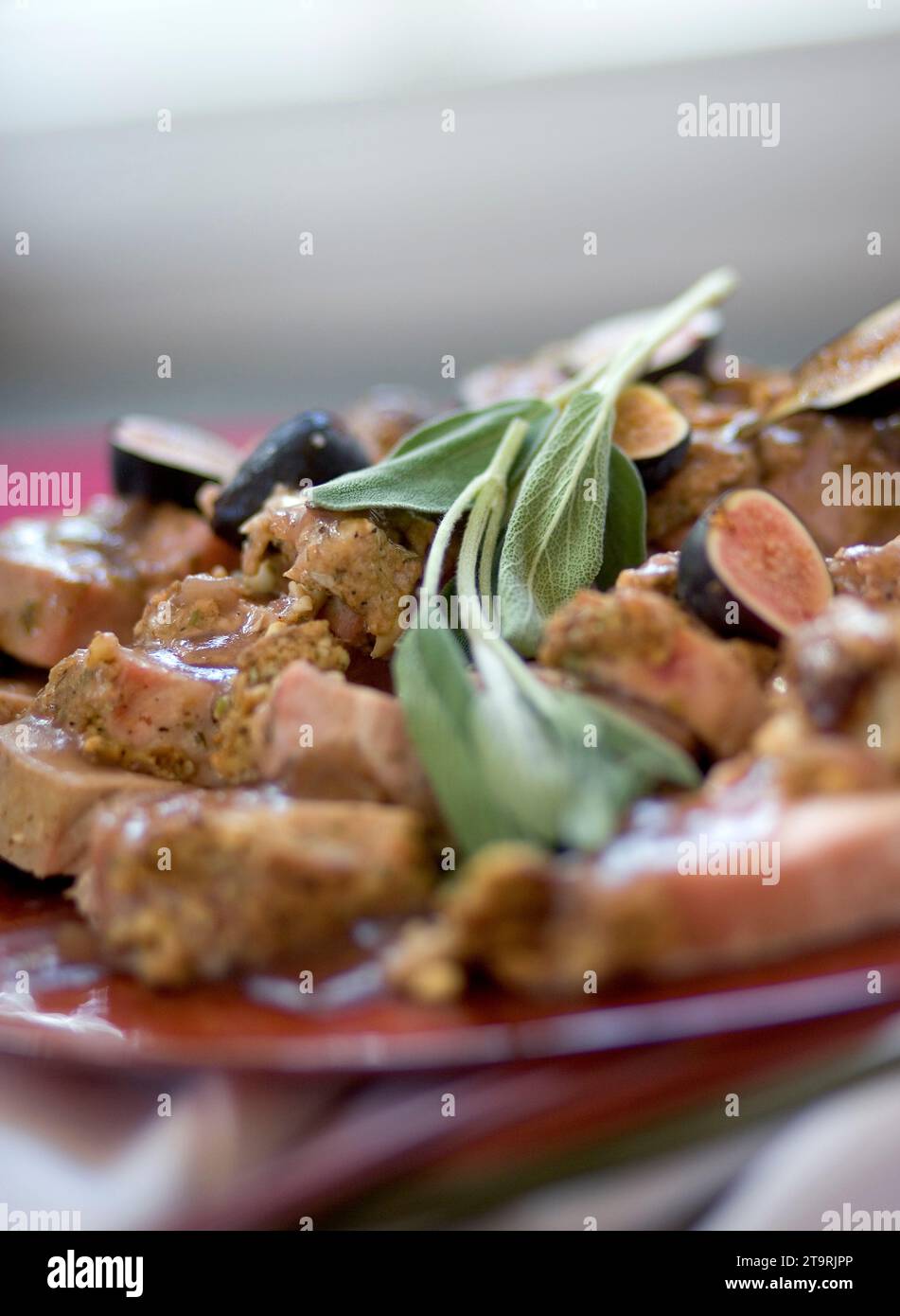 Porc farci aux figues servi lors d'un mariage. Banque D'Images