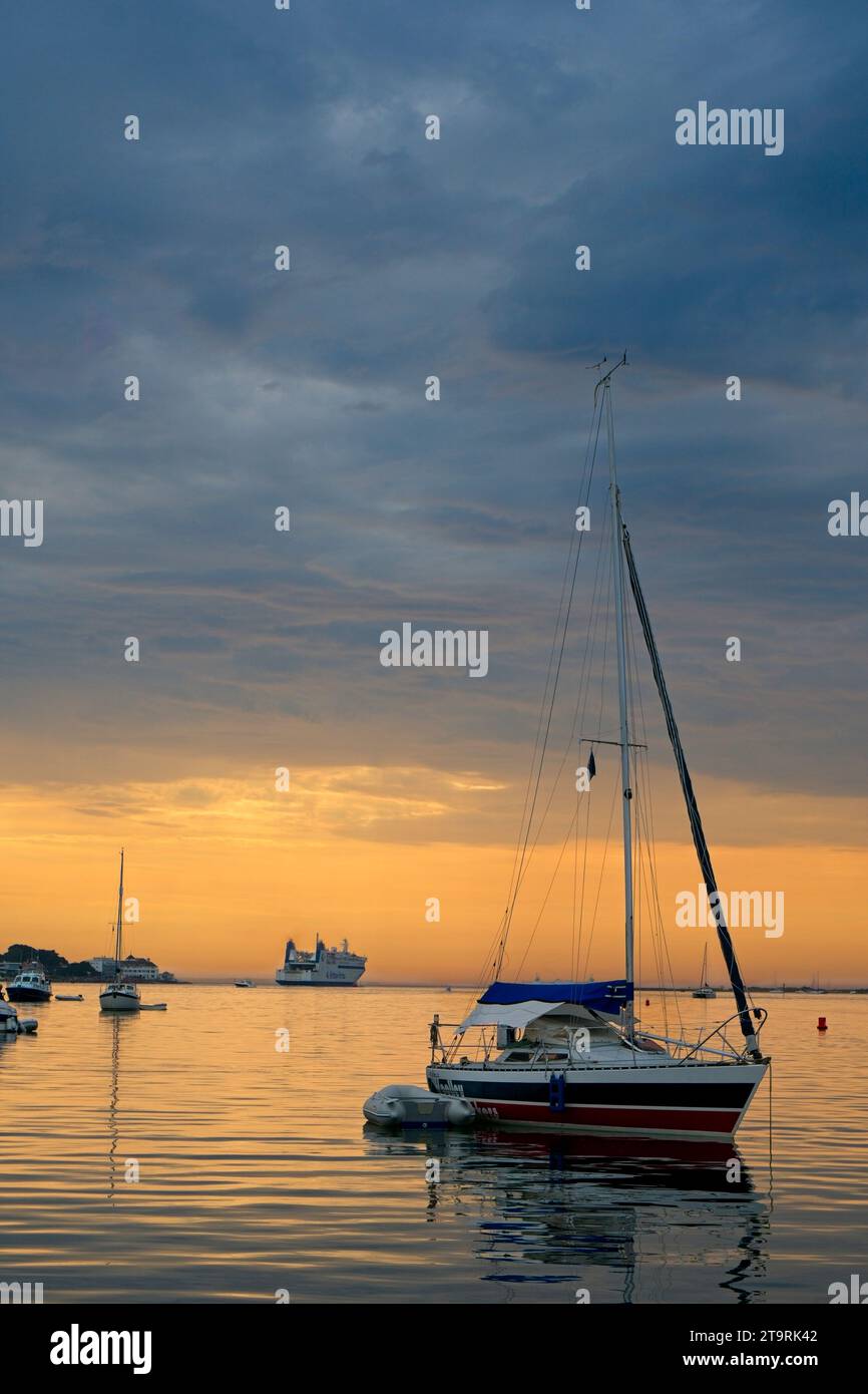 Bateaux amarrés à Poole Harbour au coucher du soleil Banque D'Images