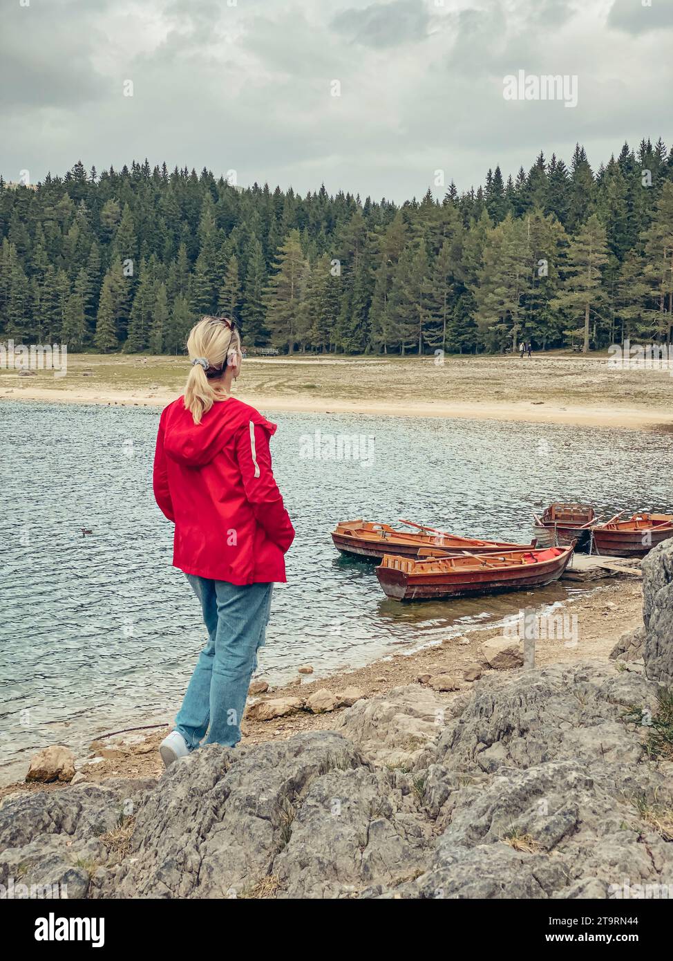 Femme en coupe-vent rouge près du Lac Noir dans le nat Durmitor Banque D'Images