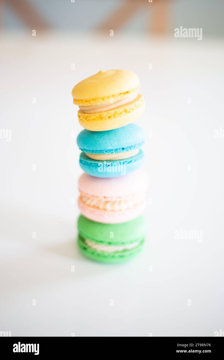 Macarons colorés empilés sur une table de cuisine Banque D'Images