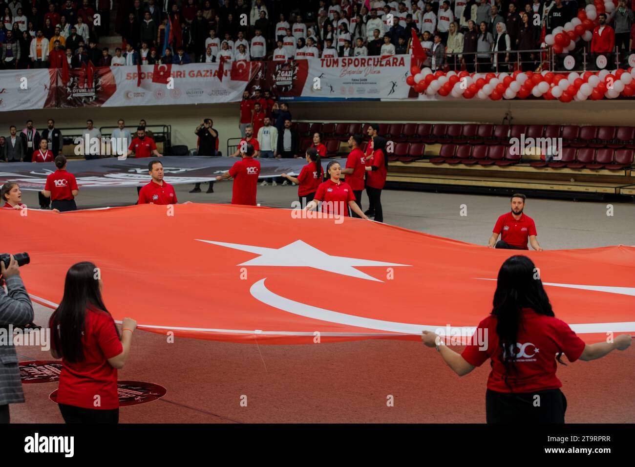 23 novembre 2023 : Gaziantep, Turkiye, 23 novembre 2023. L'ouverture officielle du â€œSecond Gazi Gamesâ€ a lieu dans la ville de Gaziantep, dans le sud de la Turquie. Le ministre turc de la Jeunesse et des Sports, Osman AÅŸkÄ±n Bak, ainsi que des politiciens et dignitaires locaux, ont assisté à la cérémonie. Les Jeux de Gazi ont été organisés en coordination avec le Gouvernorat de Gaziantep et la Municipalité du Grand Gaziantep, ainsi qu'avec la Direction de la Jeunesse et des Sports et la Direction de l'Education nationale du Gouvernorat (image de crédit : © Muhammad ATA/IMAGESLIVE via ZUMA Press W Banque D'Images