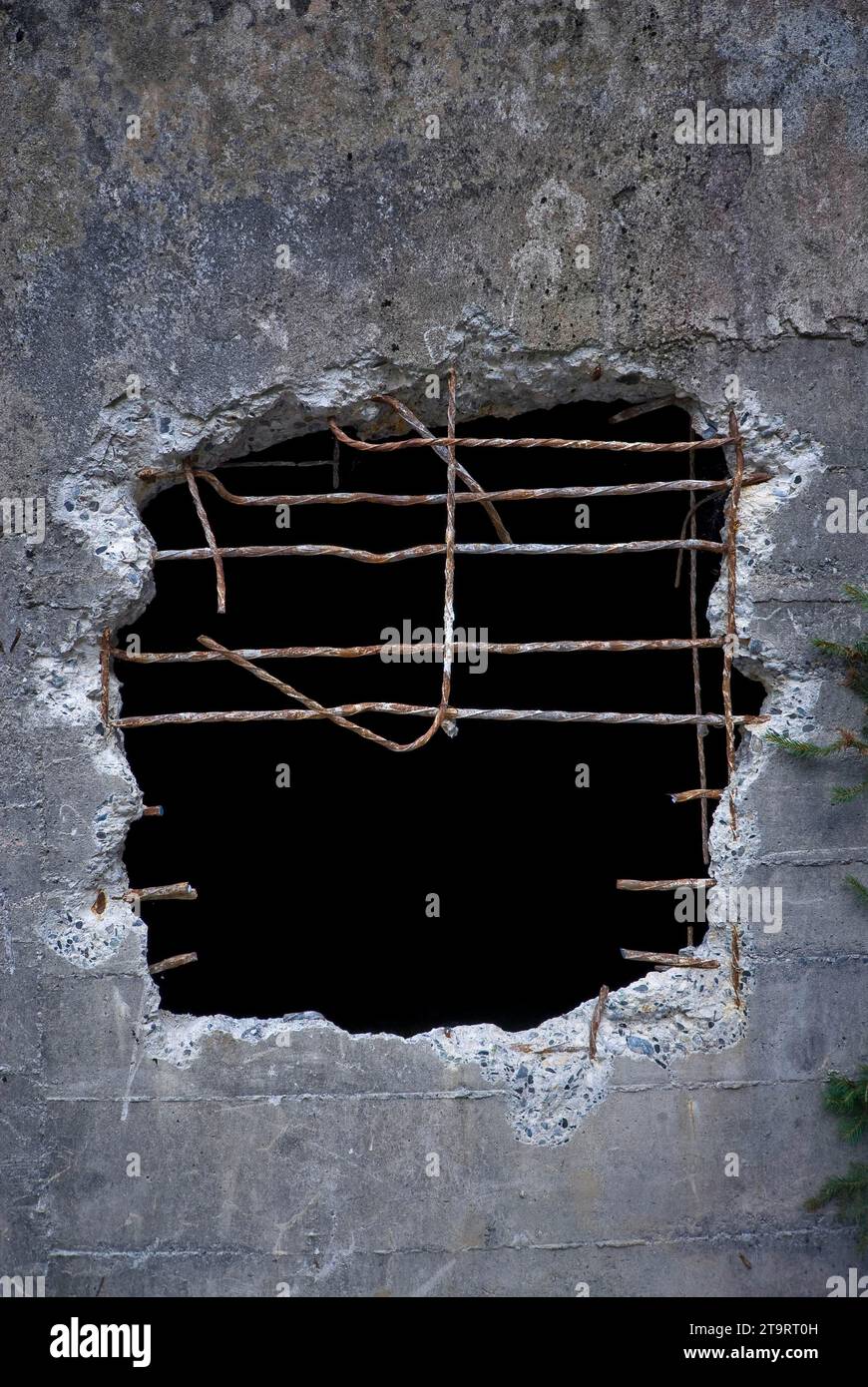 Trou dans un mur de béton, trou, béton, crise de construction, faillite, crise immobilière, industrie de la construction Banque D'Images