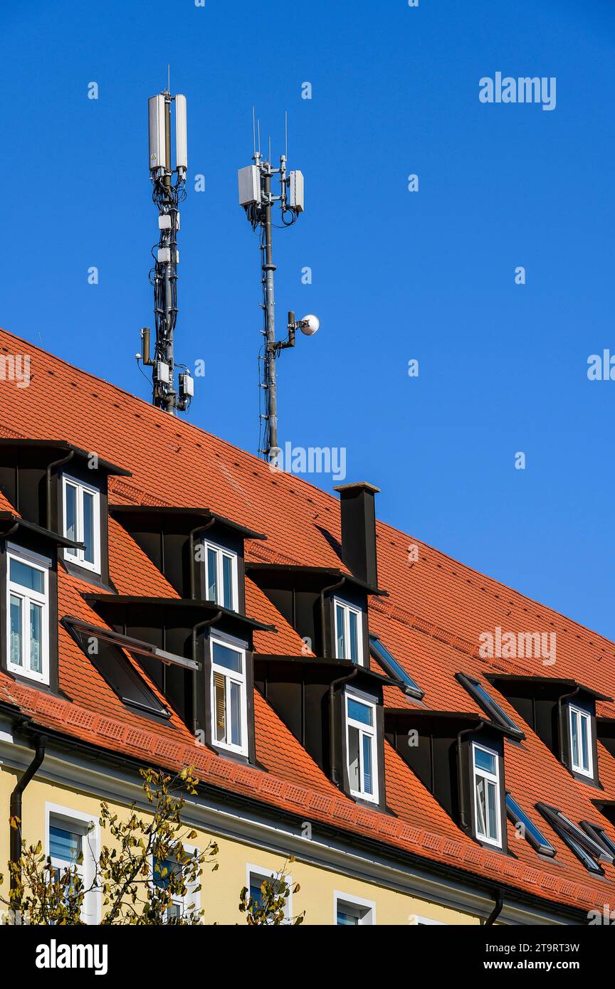 Toiture en tuiles Rores avec lucarnes et antennes, Mindelheim, Bavière, Allemagne Banque D'Images