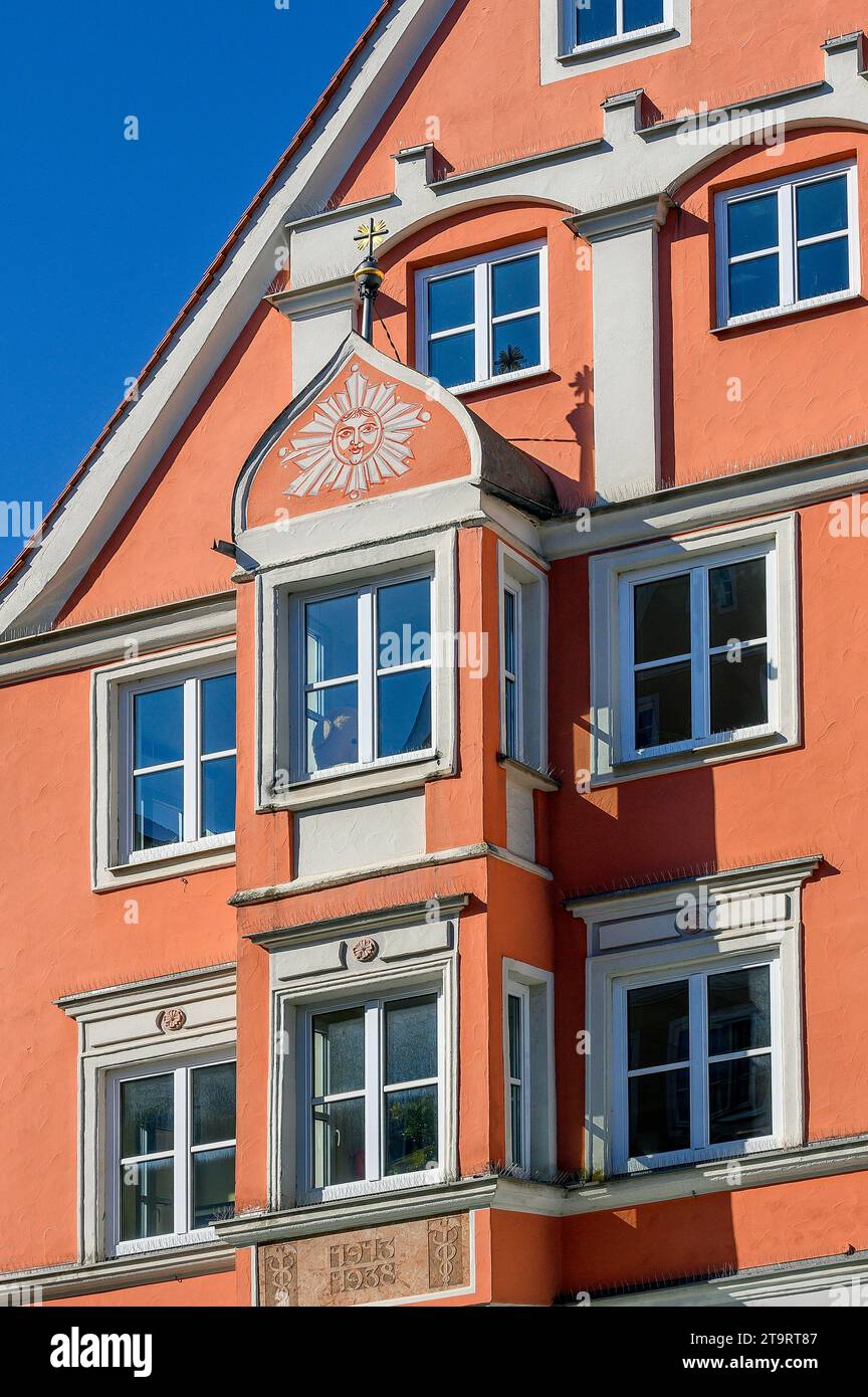 Façade rose avec baie vitrée, Mindelheim, Bavière, Allemagne Banque D'Images