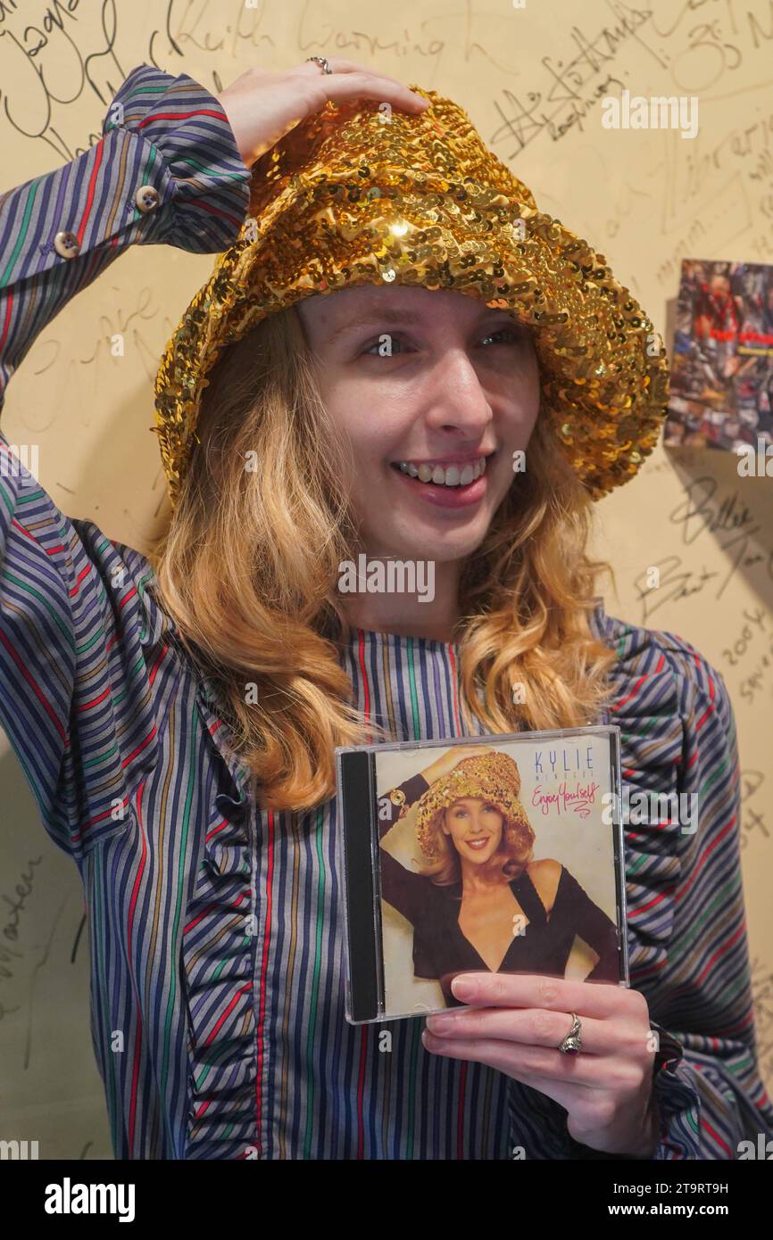 Londres Royaume-Uni. 27 novembre 2023. Un assistant Bonhams avec Kylie Minogue, chapeau sequiné porté par Kylie sur la couverture de l'album Enjoy Yourself, 1898, est : £2 000-3 000 à l'avant-première de Bonhams Rock, Pop and film sale. La vente a lieu le 29 novembre à Bonhams Knightsbridge .Credit : amer ghazzal/Alamy Live News . Banque D'Images