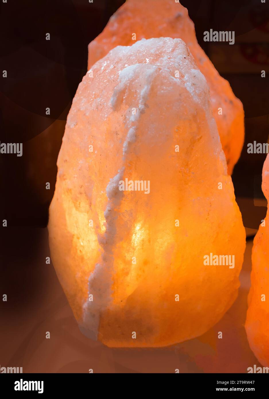 Lampe de Sel de l'Himalaya au marché prêt à être vendu Banque D'Images