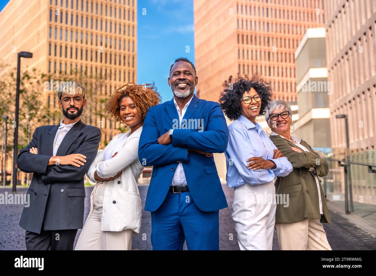 Portrait formel d'une équipe d'affaires multi-ethnique debout fièrement à l'extérieur dans le quartier financier Banque D'Images