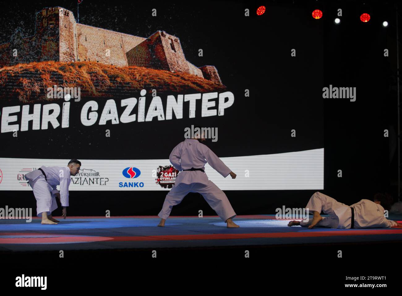 23 novembre 2023 : Gaziantep, Turkiye, 23 novembre 2023. Un jeu de basket-ball est joué lors de l'ouverture officielle des 'deuxièmes Jeux Gazis' dans la ville de Gaziantep, dans le sud de la Turquie. Le ministre turc de la Jeunesse et des Sports Osman AÅŸkÄ±n Bak, ainsi que des personnalités politiques et dignitaires locaux ont assisté à la cérémonie. Les Jeux de Gazi ont été organisés en coordination avec le Gouvernorat de Gaziantep et la Municipalité du Grand Gaziantep, ainsi qu'avec la Direction de la Jeunesse et des Sports et la Direction de l'Education nationale du Gouvernorat (image de crédit : © Muhammad ATA/IMAG Banque D'Images