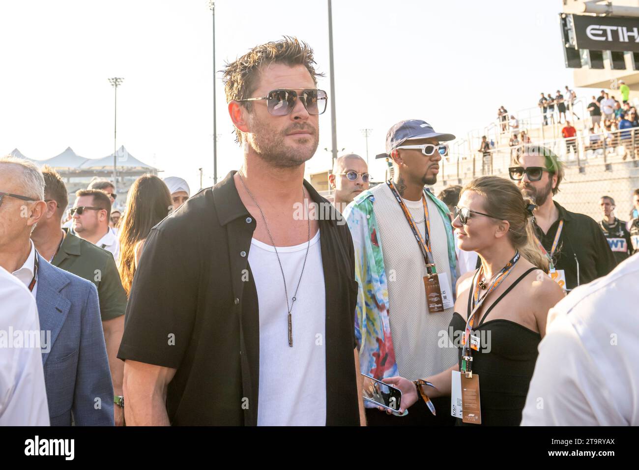 Abu Dhabi, Émirats arabes Unis, le 27 novembre 2023, Chris Hemsworth participant au jour de la course, 23e manche du championnat de Formule 1 2023. Crédit : Michael Potts/Alamy Live News Banque D'Images