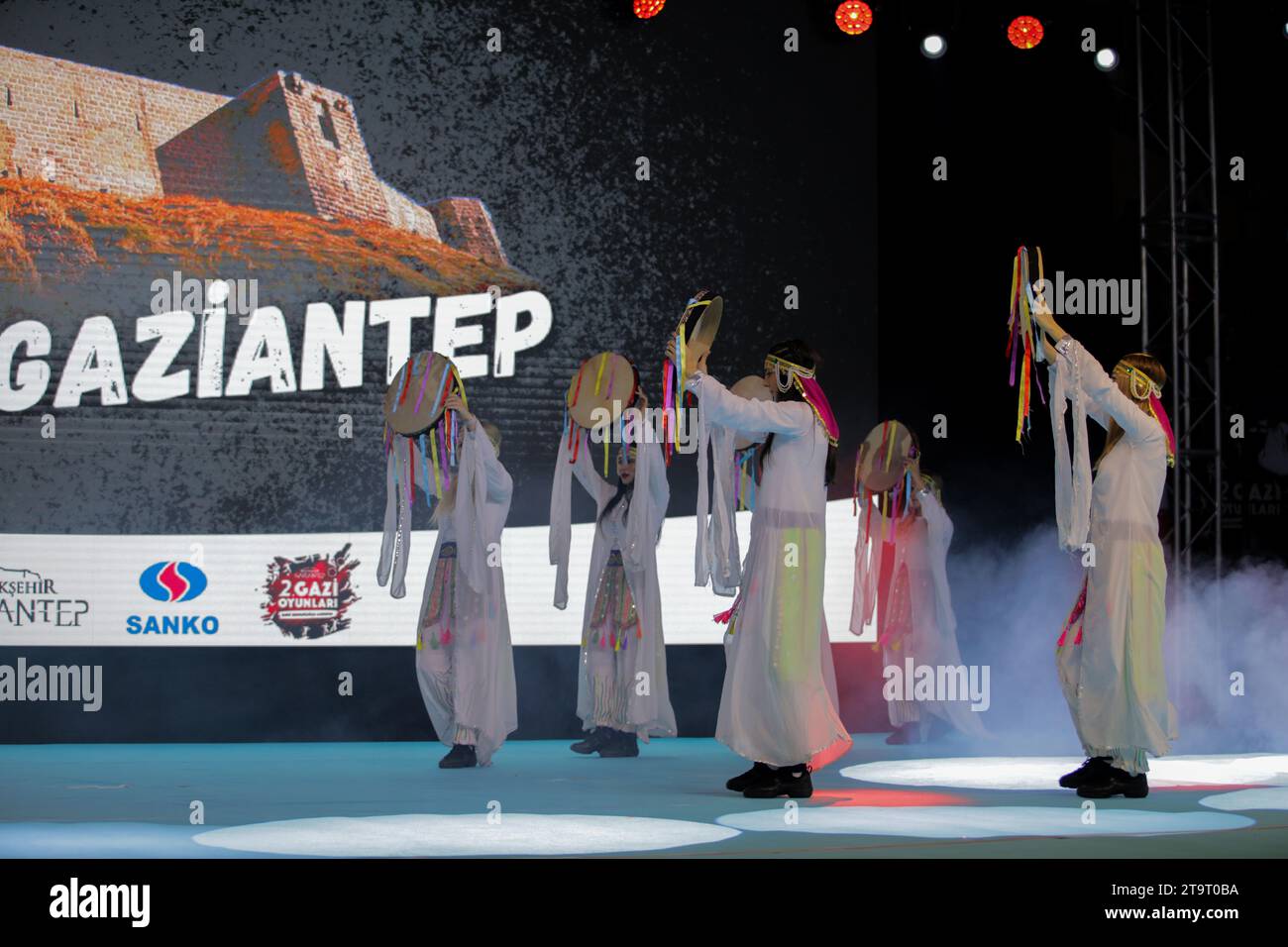 23 novembre 2023 : Gaziantep, Turkiye, 23 novembre 2023. La danse folklorique traditionnelle est jouée lors de l'ouverture officielle du â€œSecond Gazi Gamesâ€ dans la ville de Gaziantep, dans le sud de la Turquie. Le ministre turc de la Jeunesse et des Sports Osman AÅŸkÄ±n Bak, ainsi que des personnalités politiques et dignitaires locaux ont assisté à la cérémonie. Les Jeux de Gazi ont été organisés en coordination avec le Gouvernorat de Gaziantep et la Municipalité du Grand Gaziantep, ainsi qu'avec la Direction de la Jeunesse et des Sports et la Direction de l'Education nationale du Gouvernorat (image de crédit : © Muhamm Banque D'Images