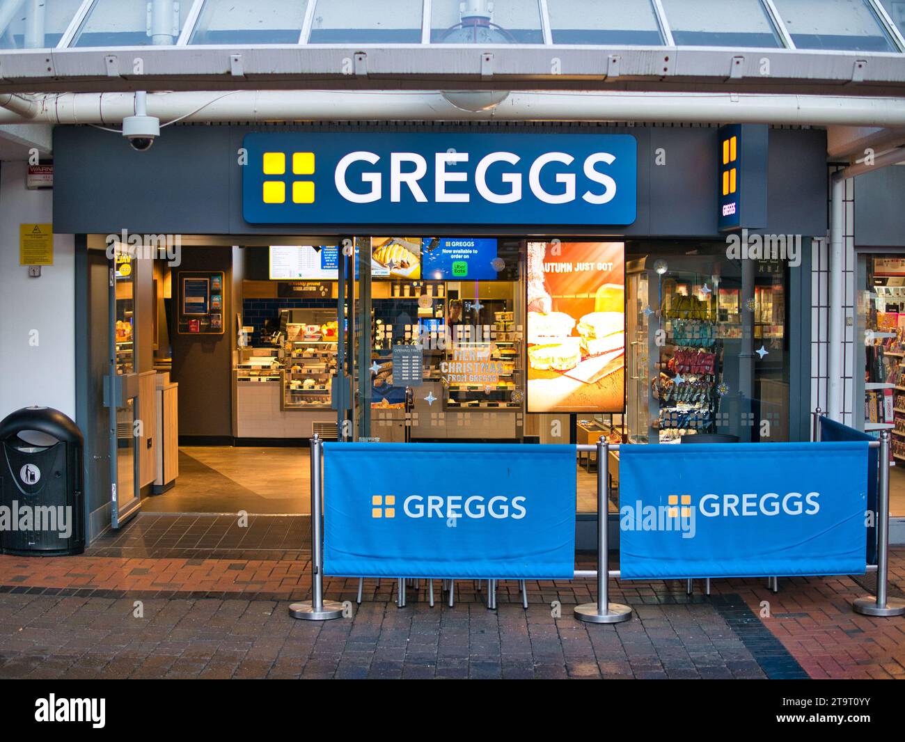 La façade d'une branche de la chaîne de boulangerie britannique Greggs. Il est spécialisé dans les produits salés tels que les tartes, les petits pains à saucisses et les sandwichs. Banque D'Images