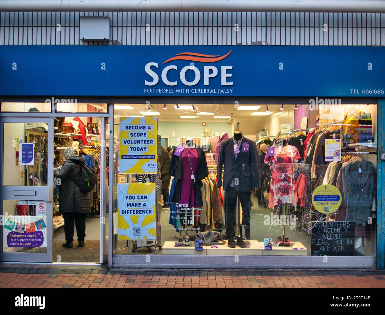 La façade d'une boutique caritative Scope. Scope est une organisation caritative britannique qui fait campagne pour changer les attitudes négatives à propos du handicap, fournit des services directs, et Banque D'Images