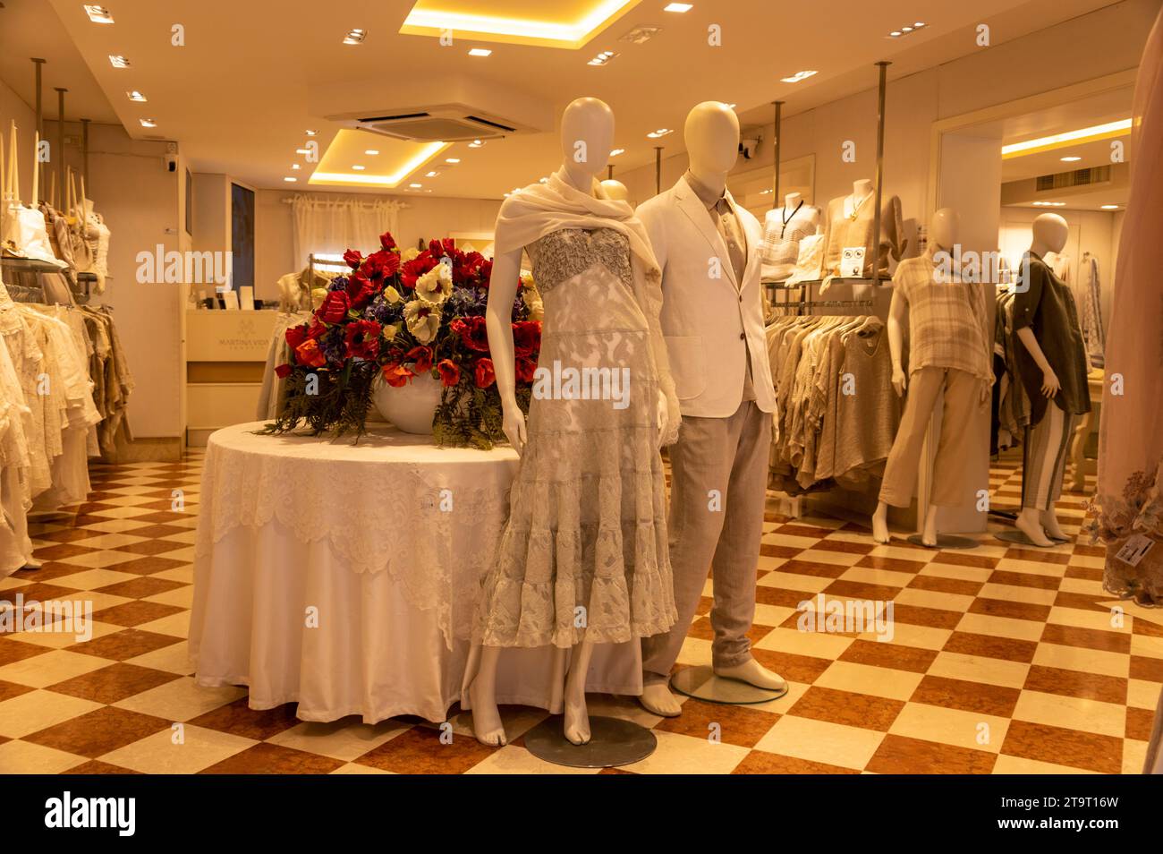 Un magasin phare familial vendant de la dentelle Burano faite à la main de vêtements pour femmes et hommes, des vêtements en lin et des articles ménagers au Martina Vidal venez Banque D'Images