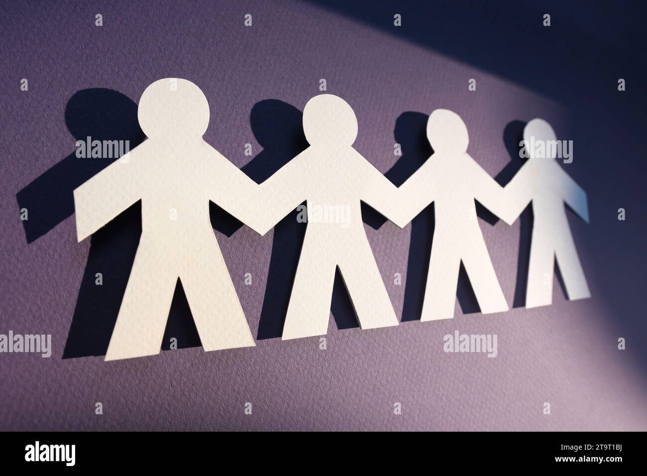 Concept de travail d'équipe et de relations. symbolique des chaînes de papier. Les gens sont connectés les uns aux autres. Concept de rôle humain. Le concept de travail d'équipe. Banque D'Images
