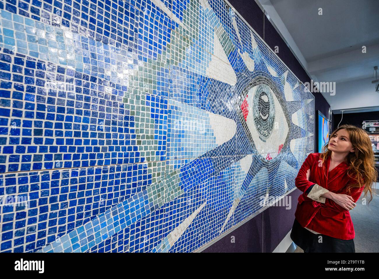 Londres, Royaume-Uni. 27 novembre 2023. La mosaïque « œil psychédélique » commandée par John Lennon pour sa piscine à sa maison Kenwood, estimation : référez-vous au département - Un aperçu de la vente Rock, Pop & film à Bonhams Knightsbridge, Londres. La vente elle-même aura lieu le mercredi 29 novembre à Knightsbridge. Crédit : Guy Bell/Alamy Live News Banque D'Images