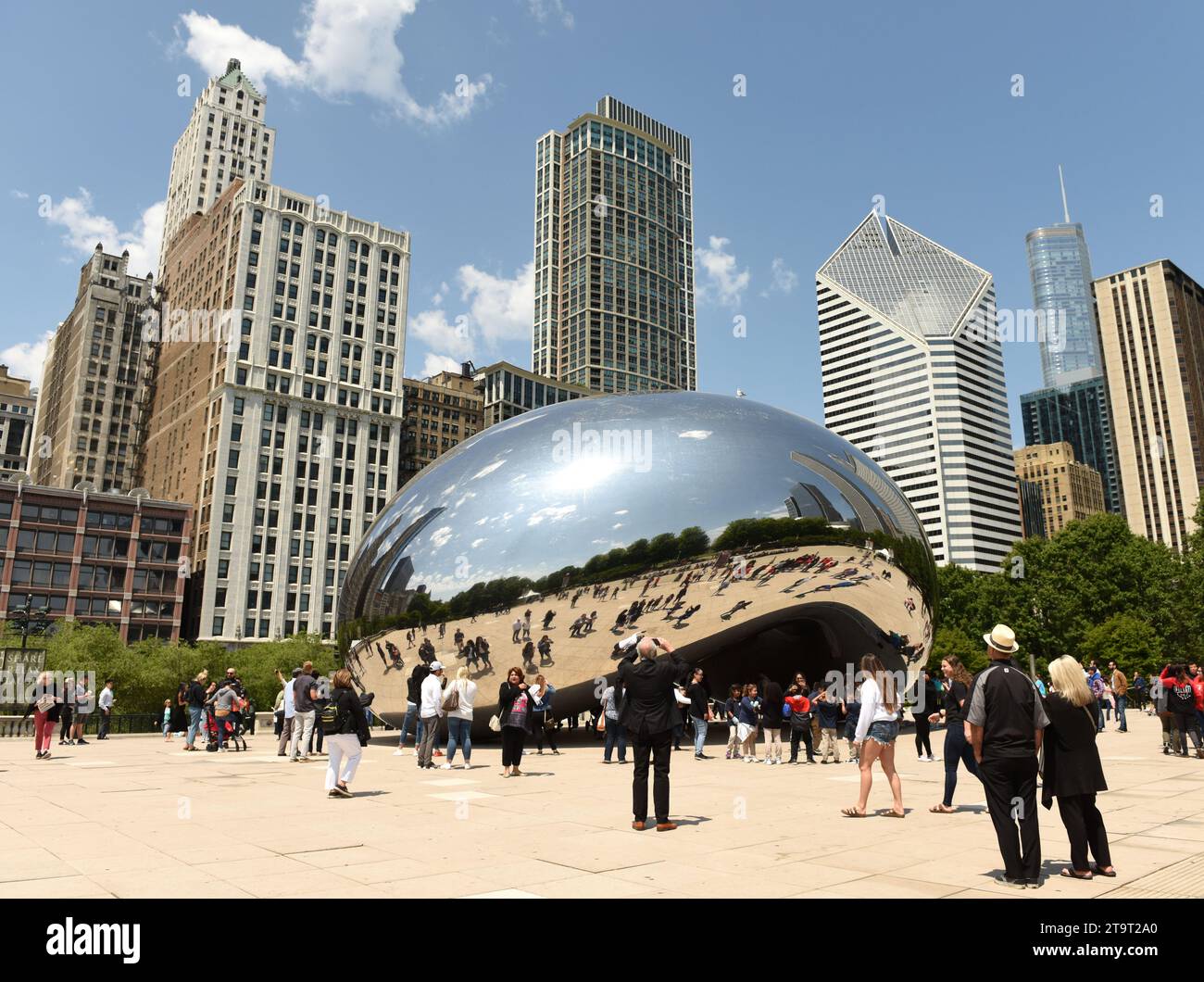 Chicago, États-Unis - 05 juin 2018 : People Near the Cloud Gate, une sculpture publique d'Anish Kapoor au Millennium Park. Cloud Gate, également connu sous le nom de The Bean On Banque D'Images