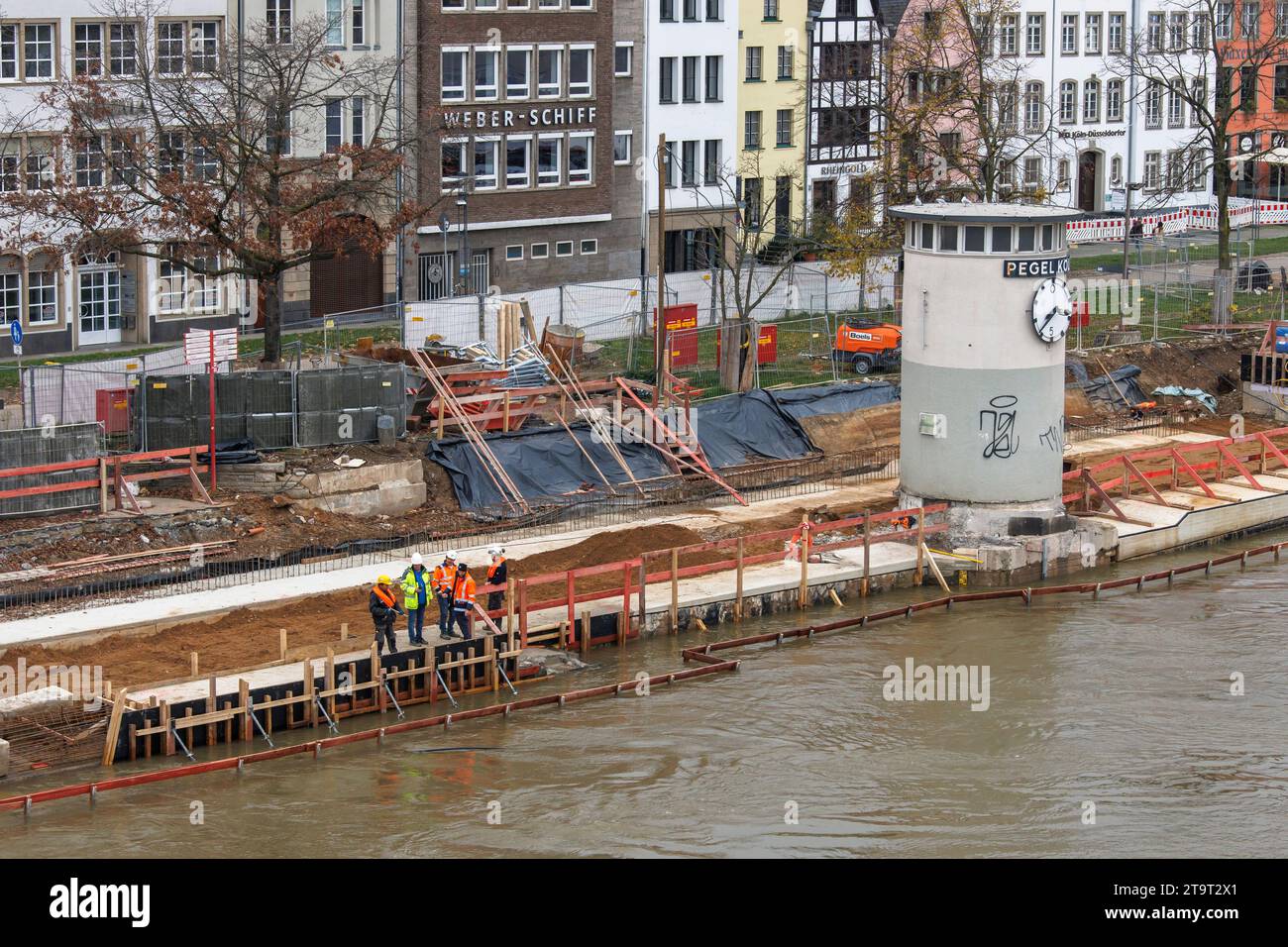 La promenade du Rhin en face de la vieille ville obtient une nouvelle dalle cantilever, chantier de construction, jauge de niveau d'eau, Cologne, Allemagne. 23.11.2023 die Rheinu Banque D'Images