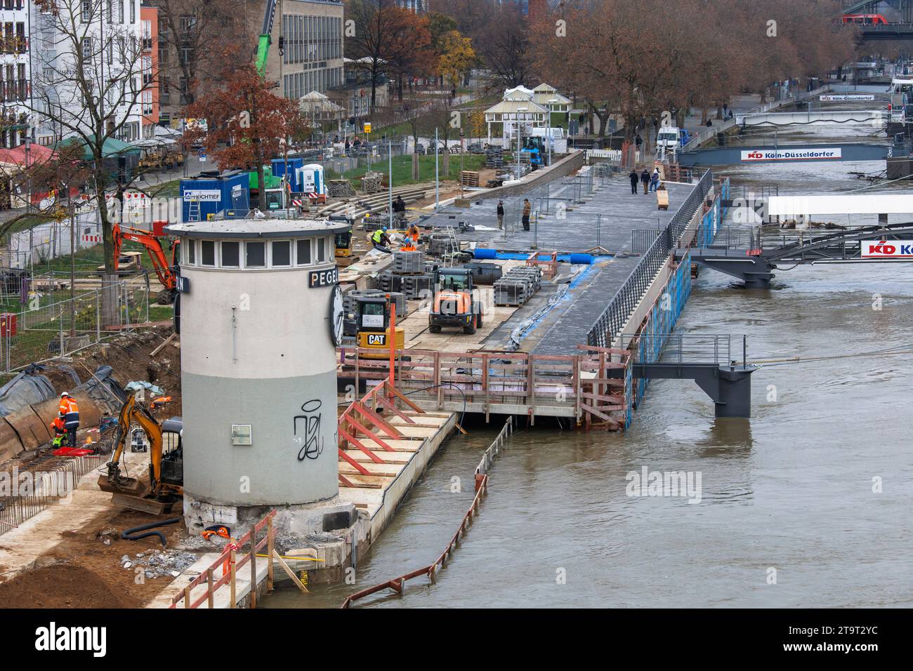 La promenade du Rhin en face de la vieille ville obtient une nouvelle dalle cantilever, chantier de construction, jauge de niveau d'eau, Cologne, Allemagne. 23.11.2023 die Rheinu Banque D'Images