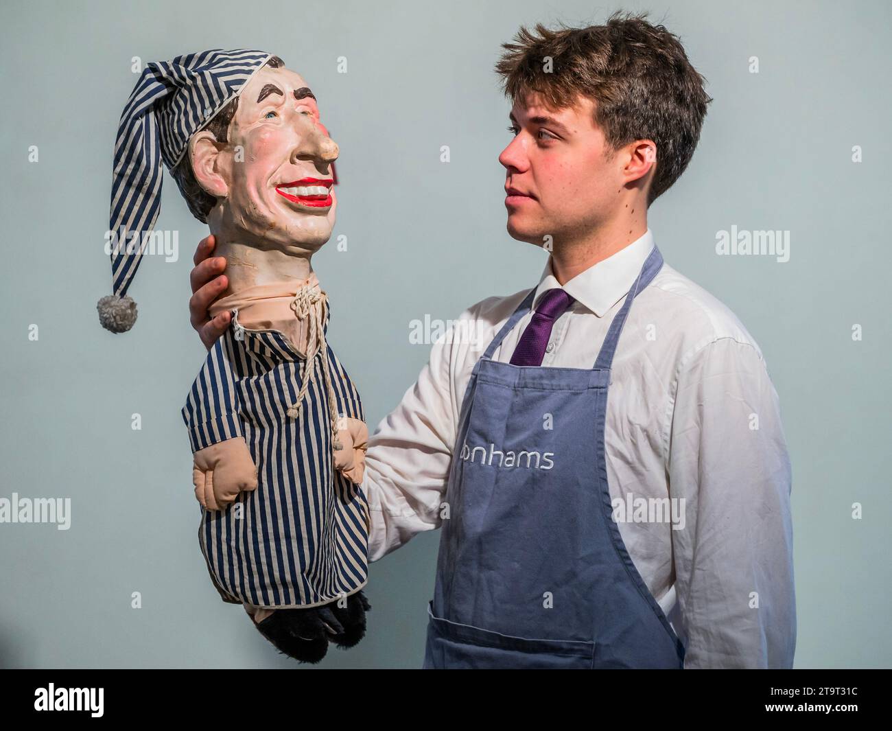 Londres, Royaume-Uni. 27 novembre 2023. Spitting image : a Hand Puppet of (Prince) Charles in Nightwear, circa 1980s, est £800 - £1 200 - Un aperçu de la vente Rock, Pop & film à Bonhams Knightsbridge, Londres. La vente elle-même aura lieu le mercredi 29 novembre à Knightsbridge. Crédit : Guy Bell/Alamy Live News Banque D'Images