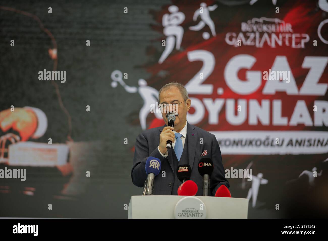 23 novembre 2023 : Gaziantep, Turkiye, 23 novembre 2023. Le Manager turc Adil Sani KonukoÄŸlu prononce un discours lors de l'ouverture officielle des 'seconds Gazi Gamess' dans la ville de Gaziantep, dans le sud de la Turquie. Le ministre turc de la Jeunesse et des Sports, M. Osman AÅŸkÄ±n Bak, ainsi que des personnalités politiques et dignitaires locaux ont assisté à la cérémonie. Les Jeux de Gazi ont été organisés en coordination avec le gouvernorat de Gaziantep et la municipalité du Grand Gaziantep, ainsi qu'avec la Direction de la jeunesse et des sports et la Direction de l'éducation nationale du gouvernorat (Credi Banque D'Images