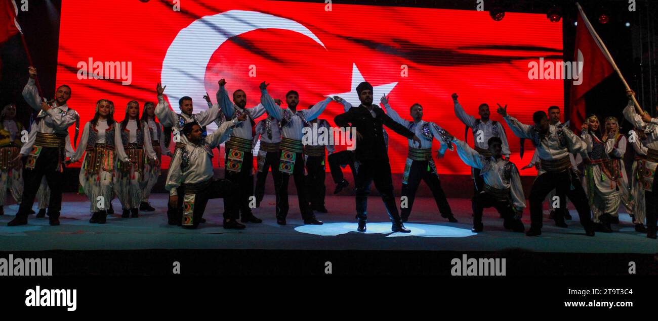 23 novembre 2023 : Gaziantep, Turkiye, 23 novembre 2023. La danse folklorique traditionnelle est jouée lors de l'ouverture officielle du â€œSecond Gazi Gamesâ€ dans la ville de Gaziantep, dans le sud de la Turquie. Le ministre turc de la Jeunesse et des Sports Osman AÅŸkÄ±n Bak, ainsi que des personnalités politiques et dignitaires locaux ont assisté à la cérémonie. Les Jeux de Gazi ont été organisés en coordination avec le Gouvernorat de Gaziantep et la Municipalité du Grand Gaziantep, ainsi qu'avec la Direction de la Jeunesse et des Sports et la Direction de l'Education nationale du Gouvernorat (image de crédit : © Muhamm Banque D'Images