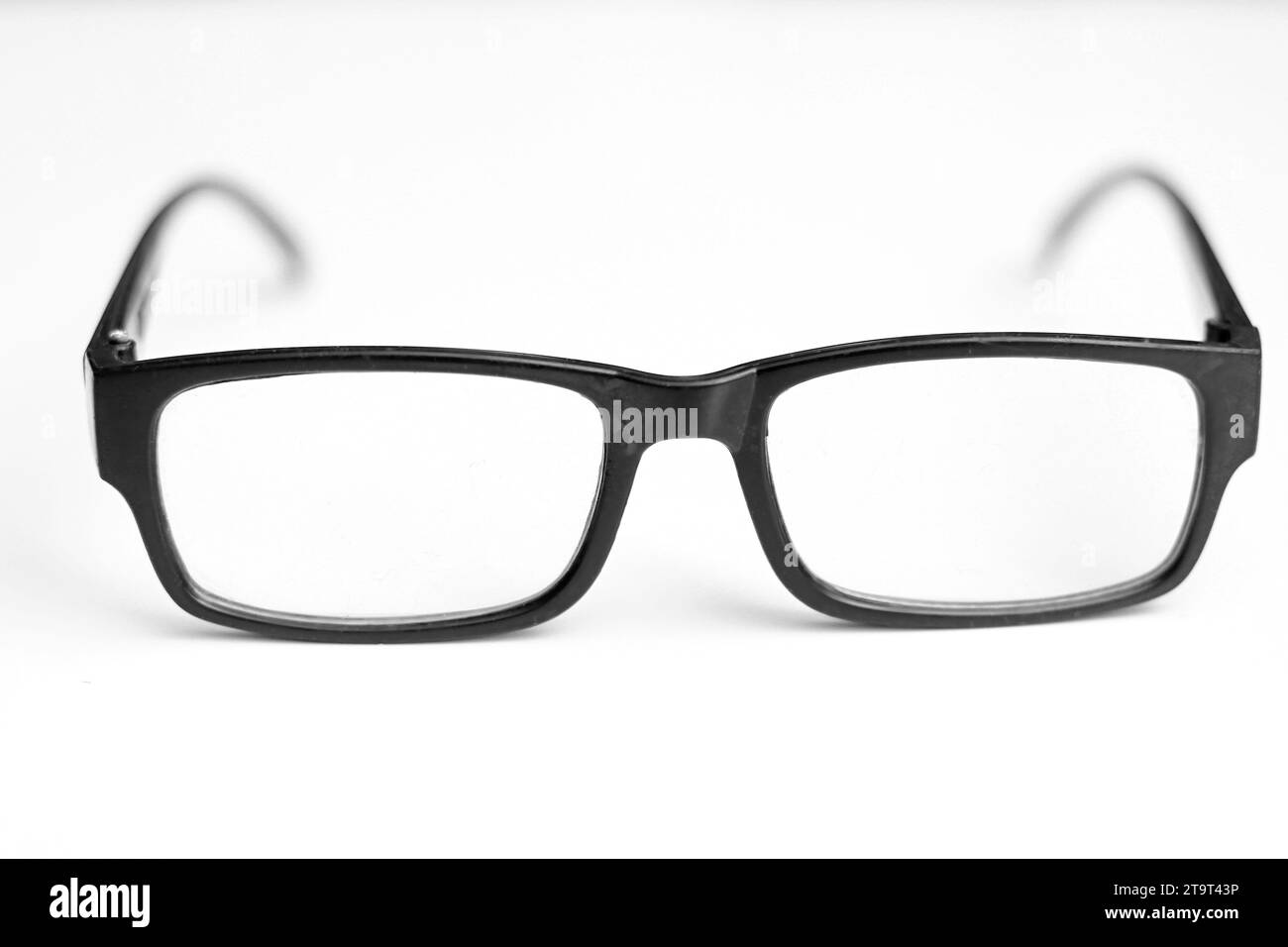 lunettes exposées dans un magasin d'opticien photo stock image fond blanc Banque D'Images lunettes exposées dans un magasin d'opticien photo stock image fond blanc Banque D'Images