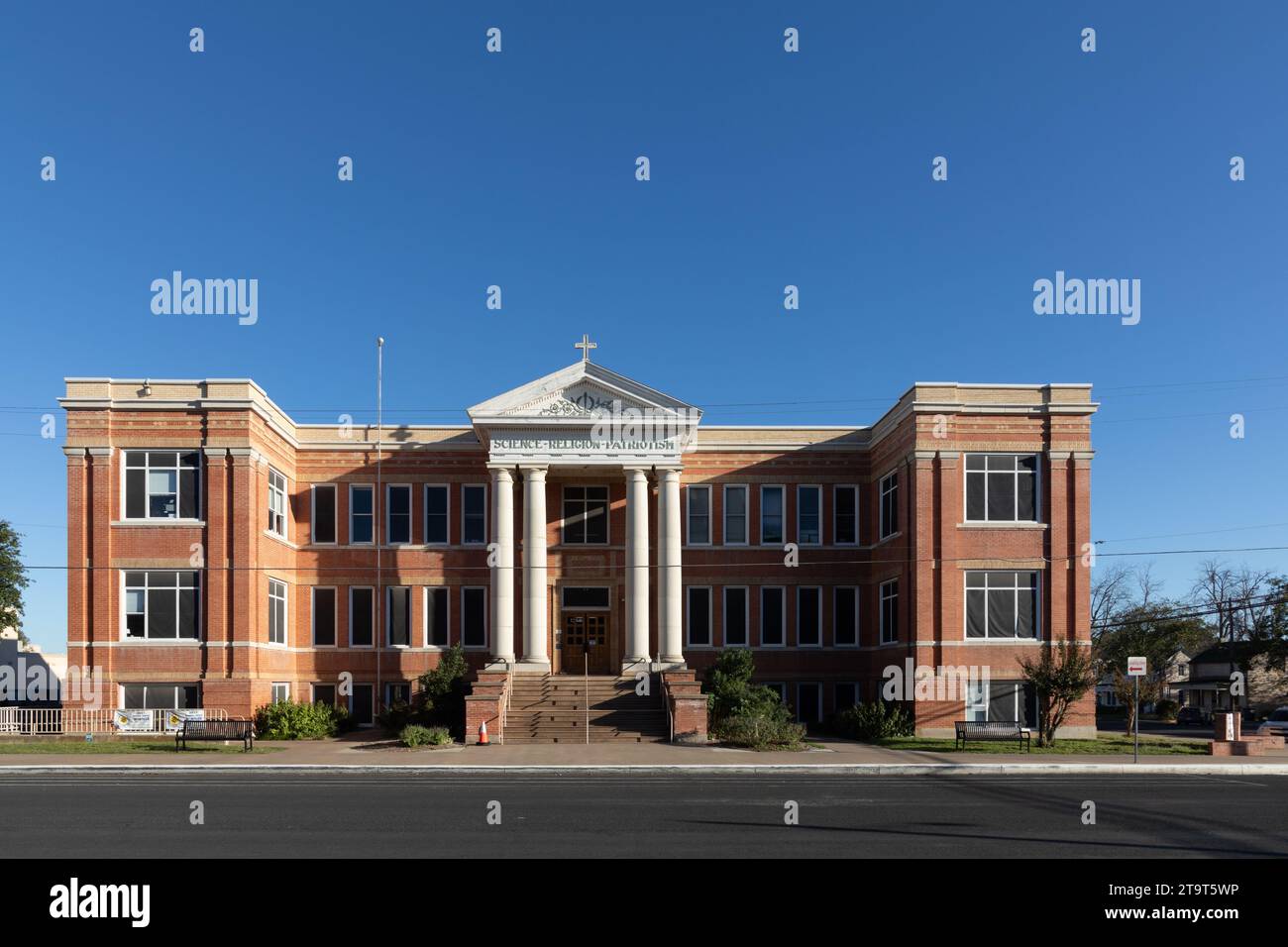 Fredericksburg, USA - 1 novembre 2023 : Université de Mary Washington à Frederiksburg, Texas, avec inscription science, religion et patriotisme. Banque D'Images