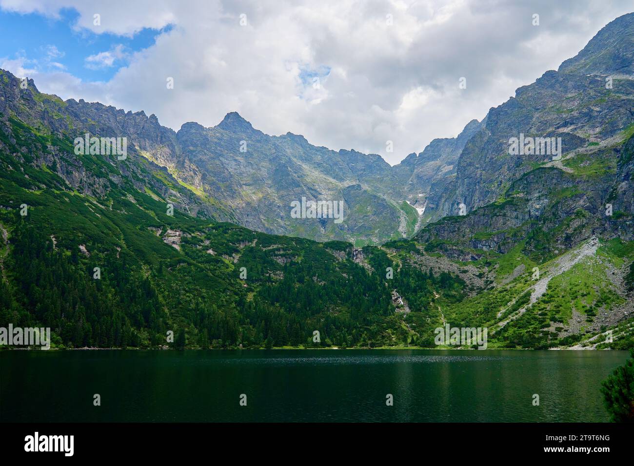 Vue imprenable sur la chaîne de montagnes près du beau lac le jour d'été. Parc national des Tatras en Pologne. Vue panoramique sur Morskie Oko ou le lac Sea Eye à FIV Banque D'Images