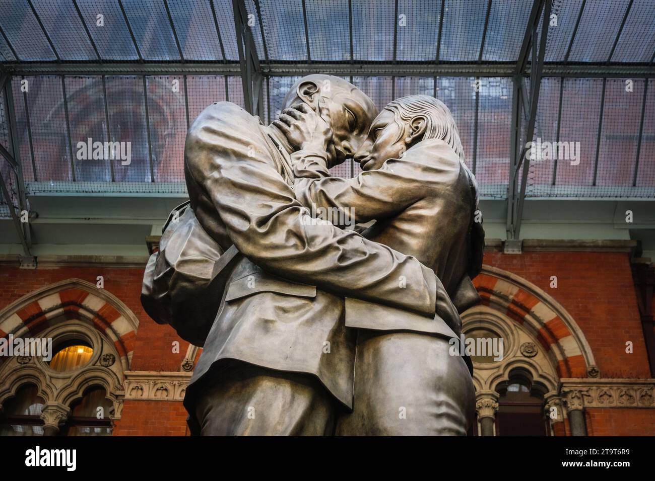 Statue en bronze de deux amoureux s'embrassant, sculpture de Paul Day, gare de St Pancras, Londres, Royaume-Uni Banque D'Images